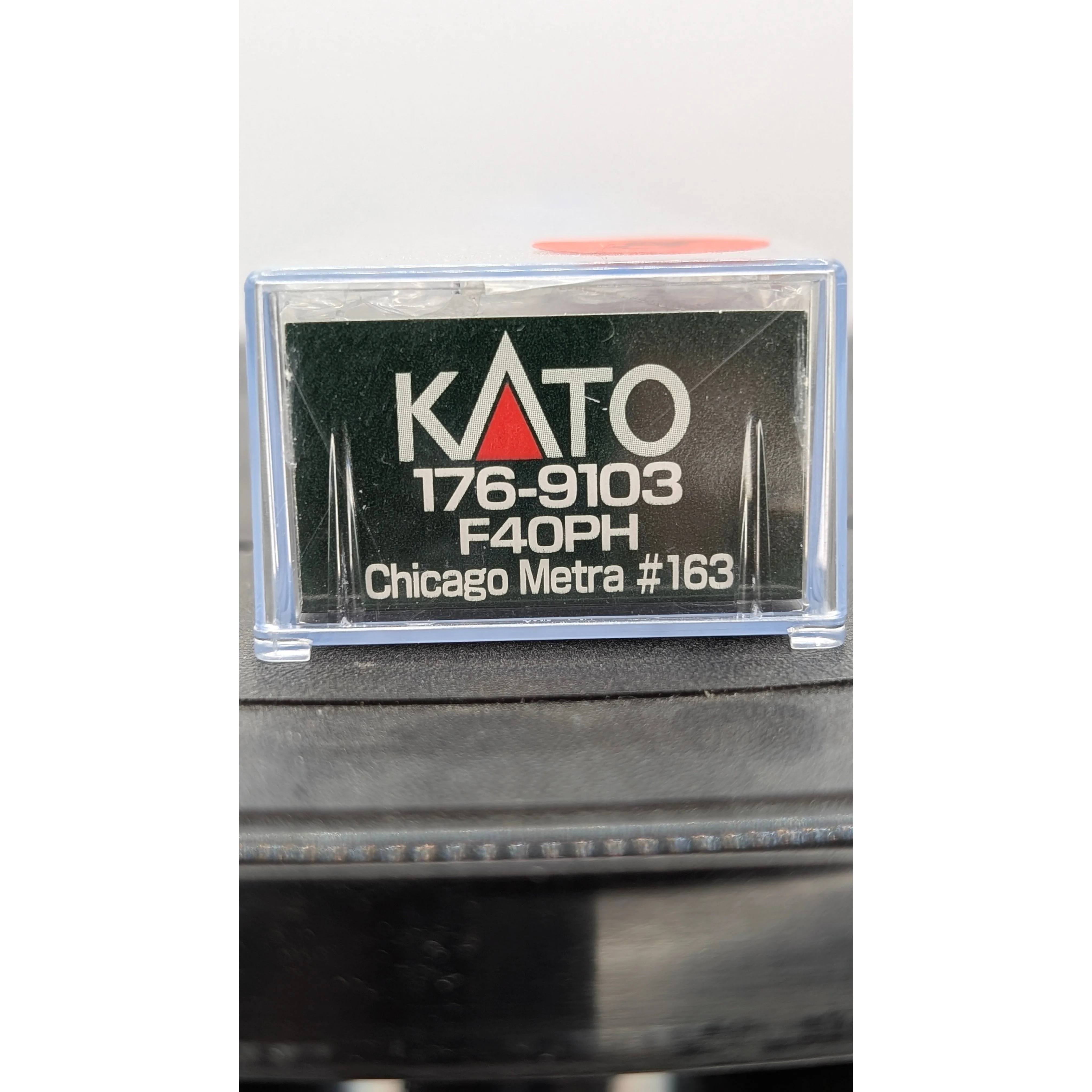 Kato 176-9103 F40PH Chicago Metra #163 DC - Image 3