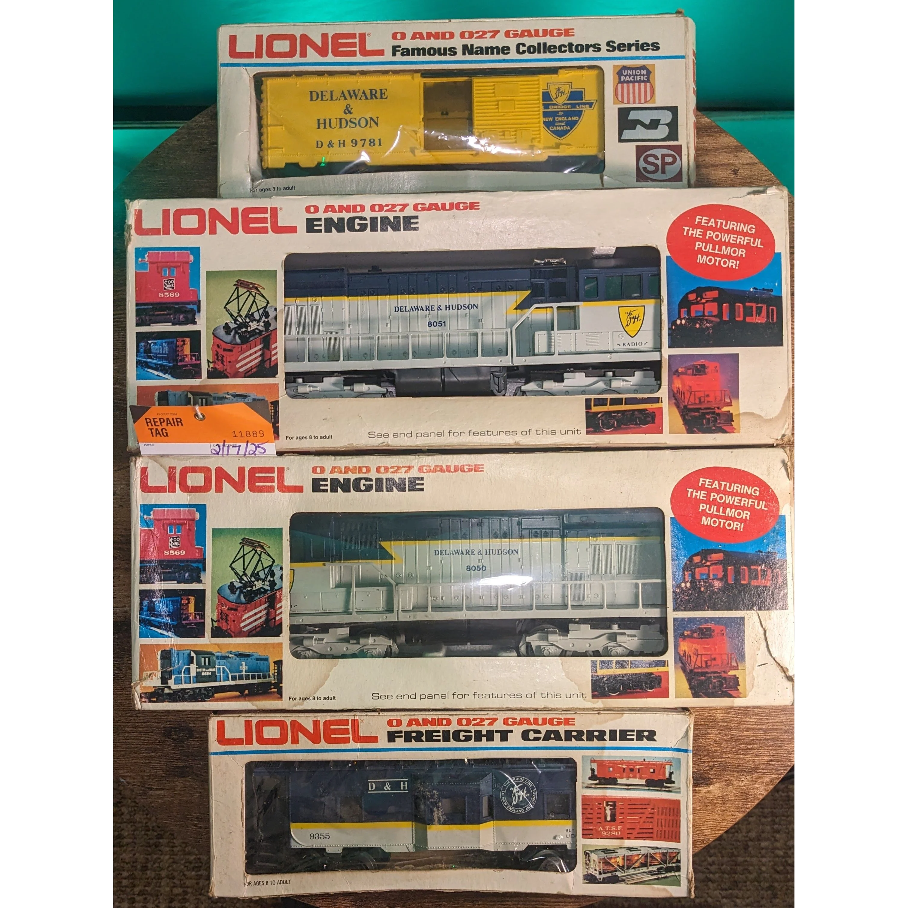 Lionel U36C Delaware & Hudson 8050 & 8051 Engine & Dummy, Boxcar & Bay Window Caboose - Image 4