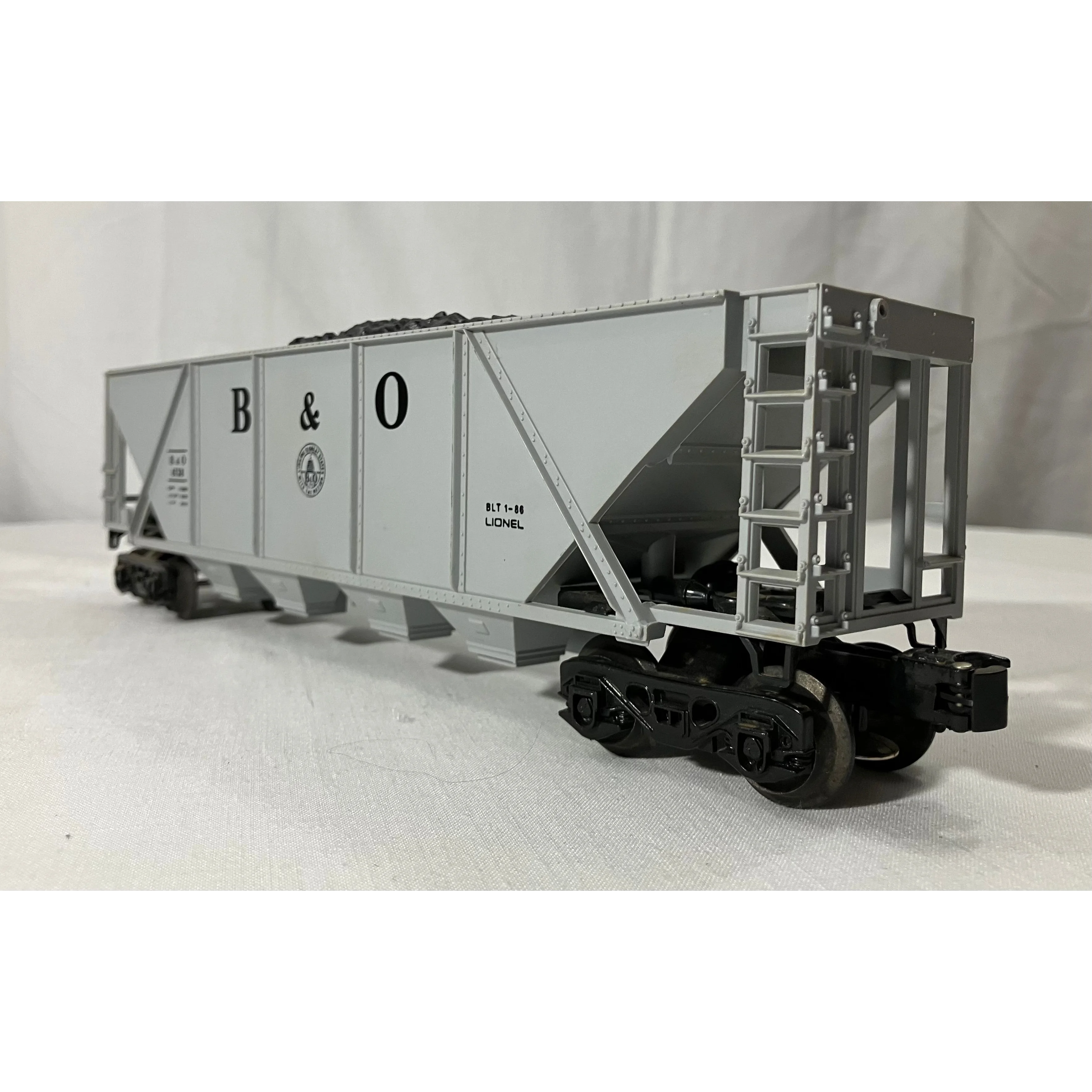 Lionel 6-6138 O scale 3 rail B&O hopper with coal load — photo 2