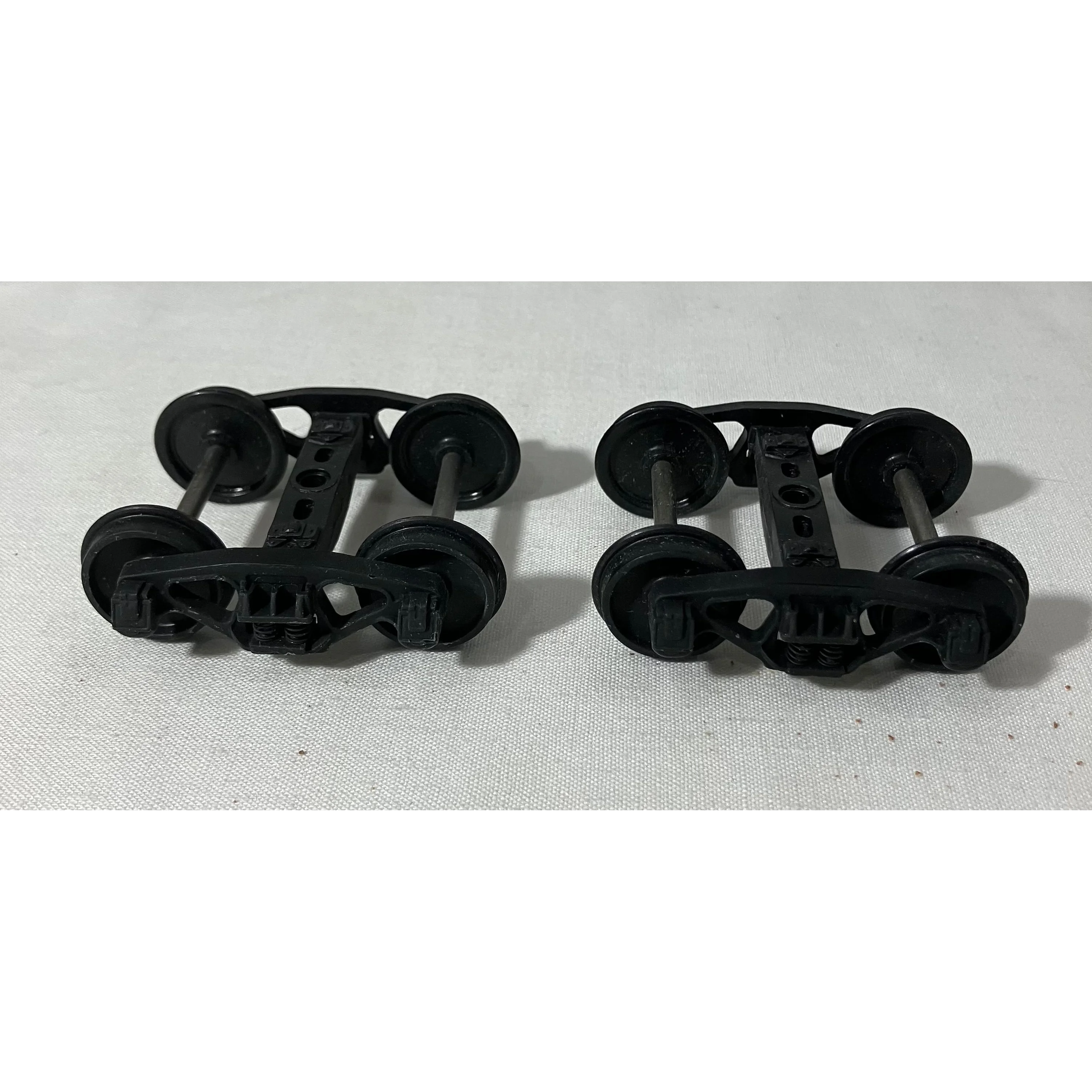 O scale two rail metal trucks & couplers (2 of each) — photo 3