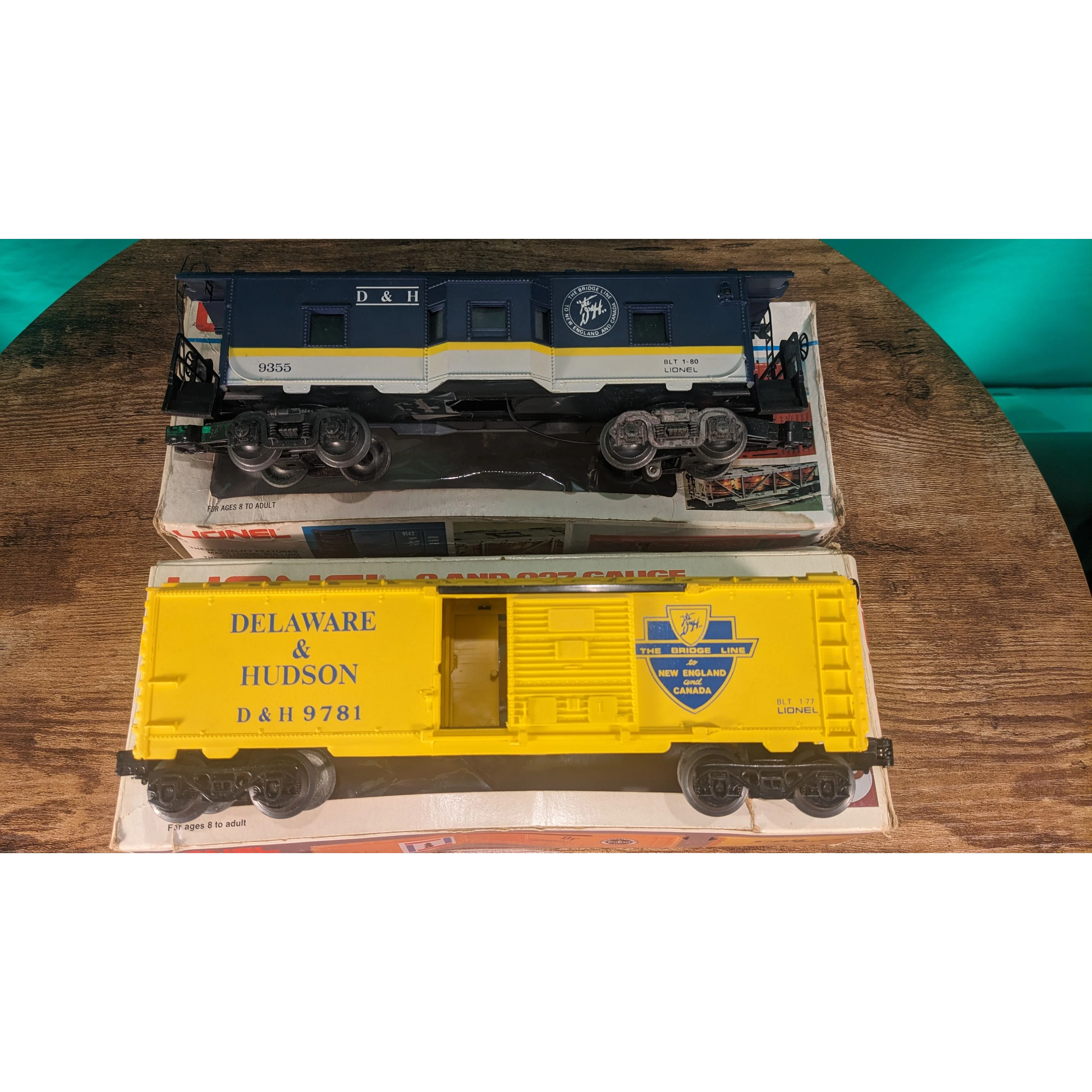 Lionel U36C Delaware & Hudson 8050 & 8051 Engine & Dummy, Boxcar & Bay Window Caboose - Image 13
