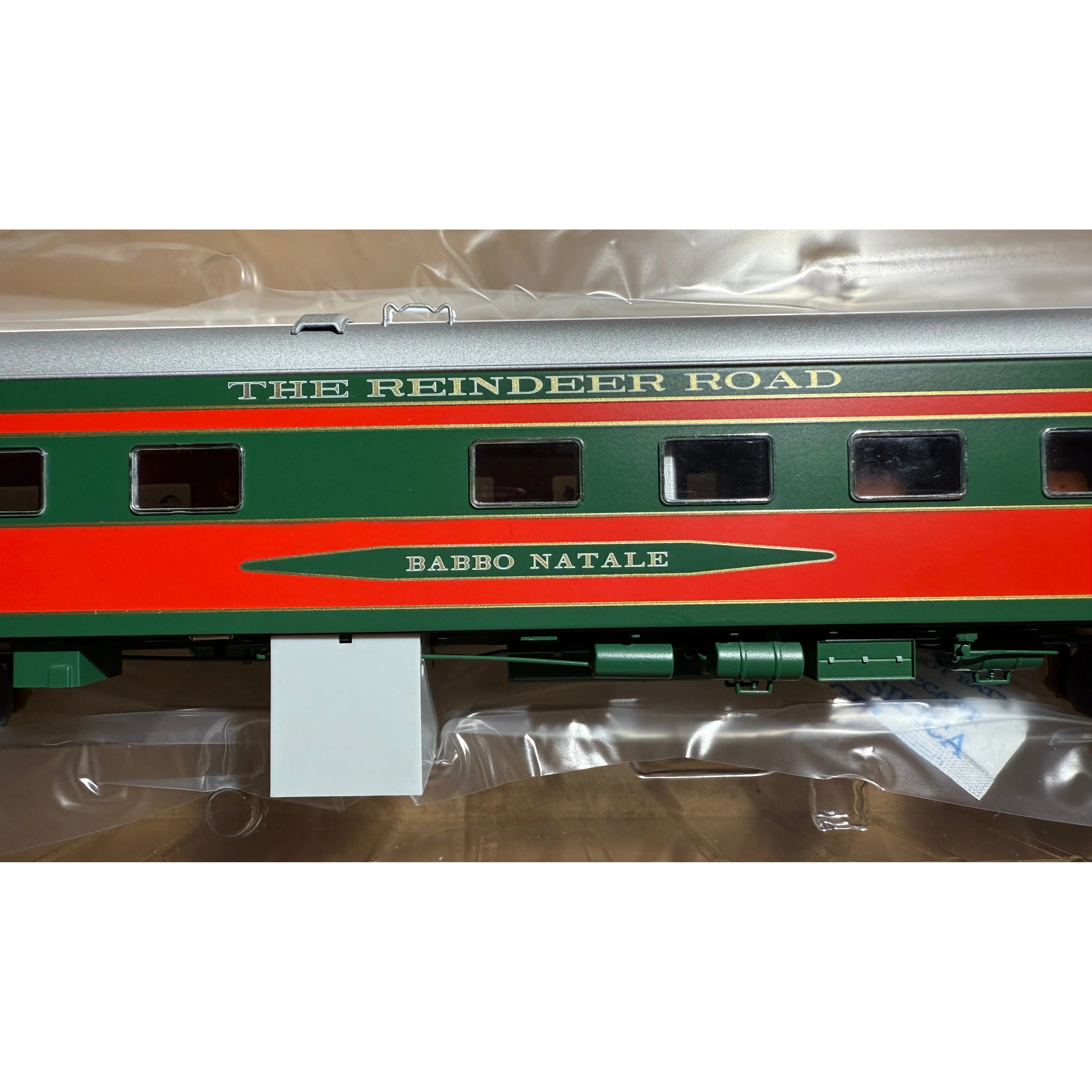 Lionel 2427430 & 2427440 North Pole Central 4 and 3 Pack Aluminum Passenger Cars — photo 10