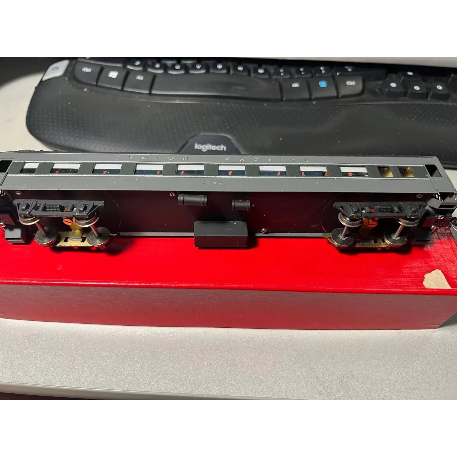 BRASS UNION PACIFIC MODERNIZED 67' COACH # 4302 by SOHO CUSTOM PAINTED HO SCALE — photo 7