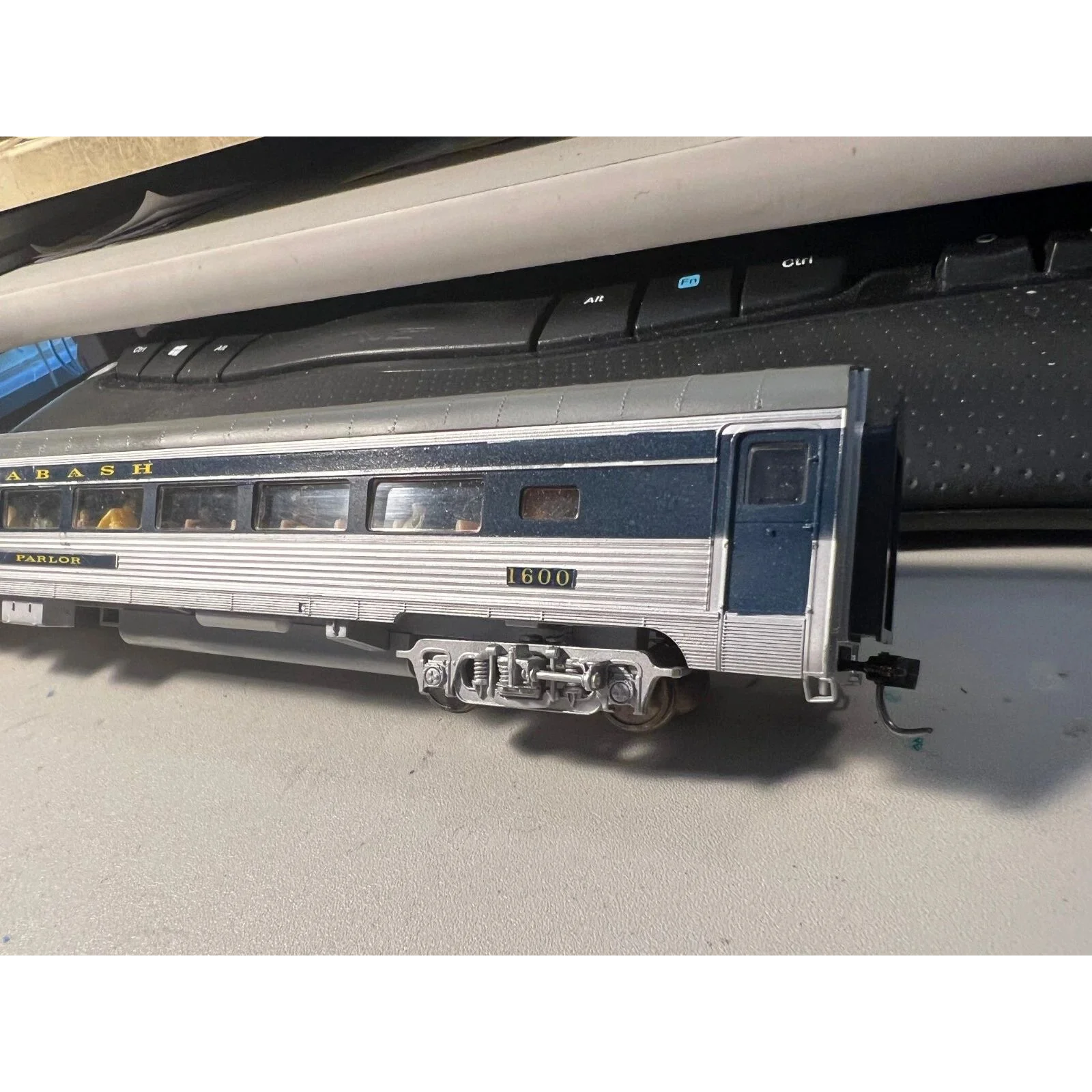 WABASH OBSERVATION PARLOR CAR # 1600 CUSTOM MADE FROM A WALTHERS CAR — photo 7