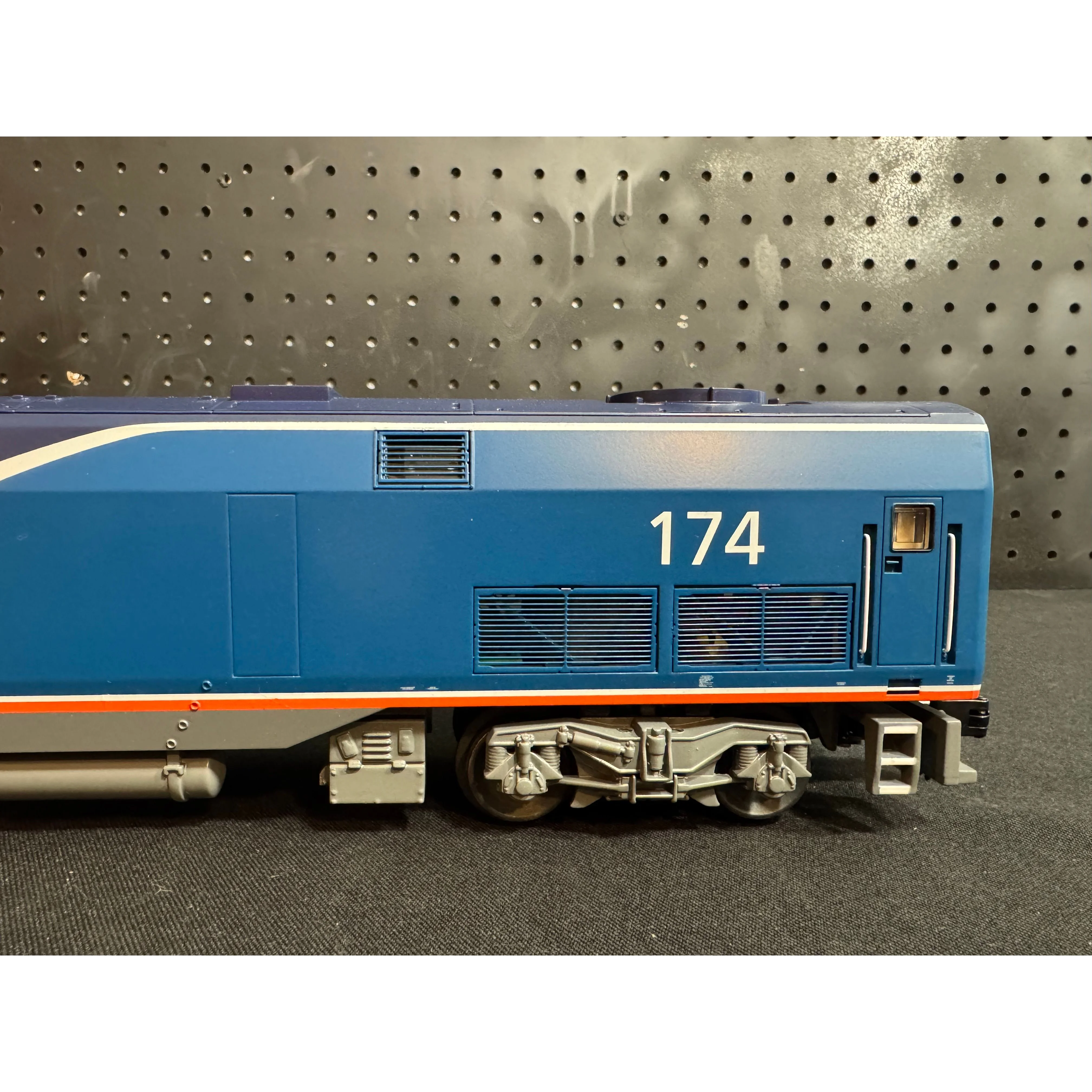 Atlas O Amtrak P42 Genesis diesel 3 rail phase 7 - Image 3