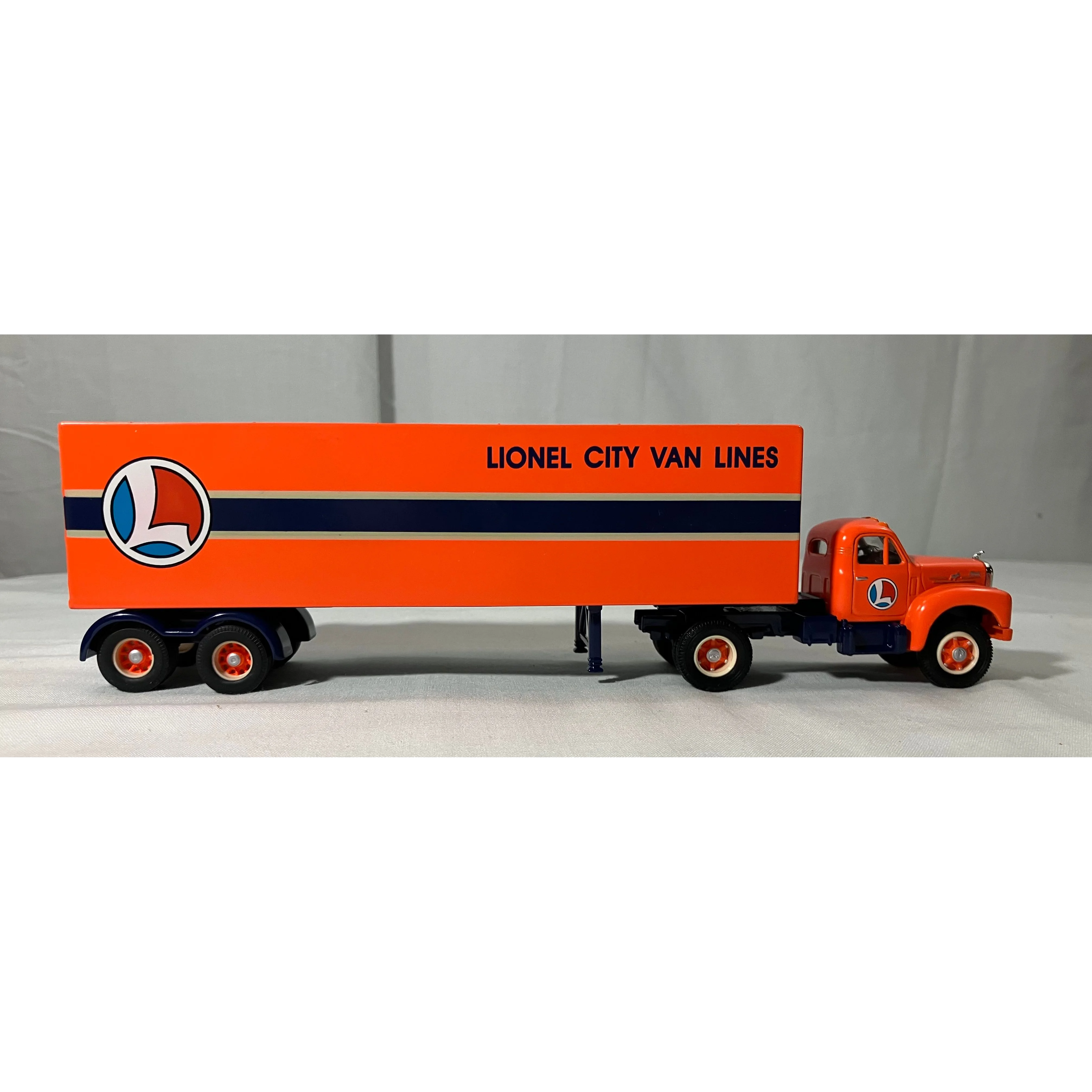 Corgi 52302 O scale Mack B Series Semi Lionel City Van Lines — photo 3