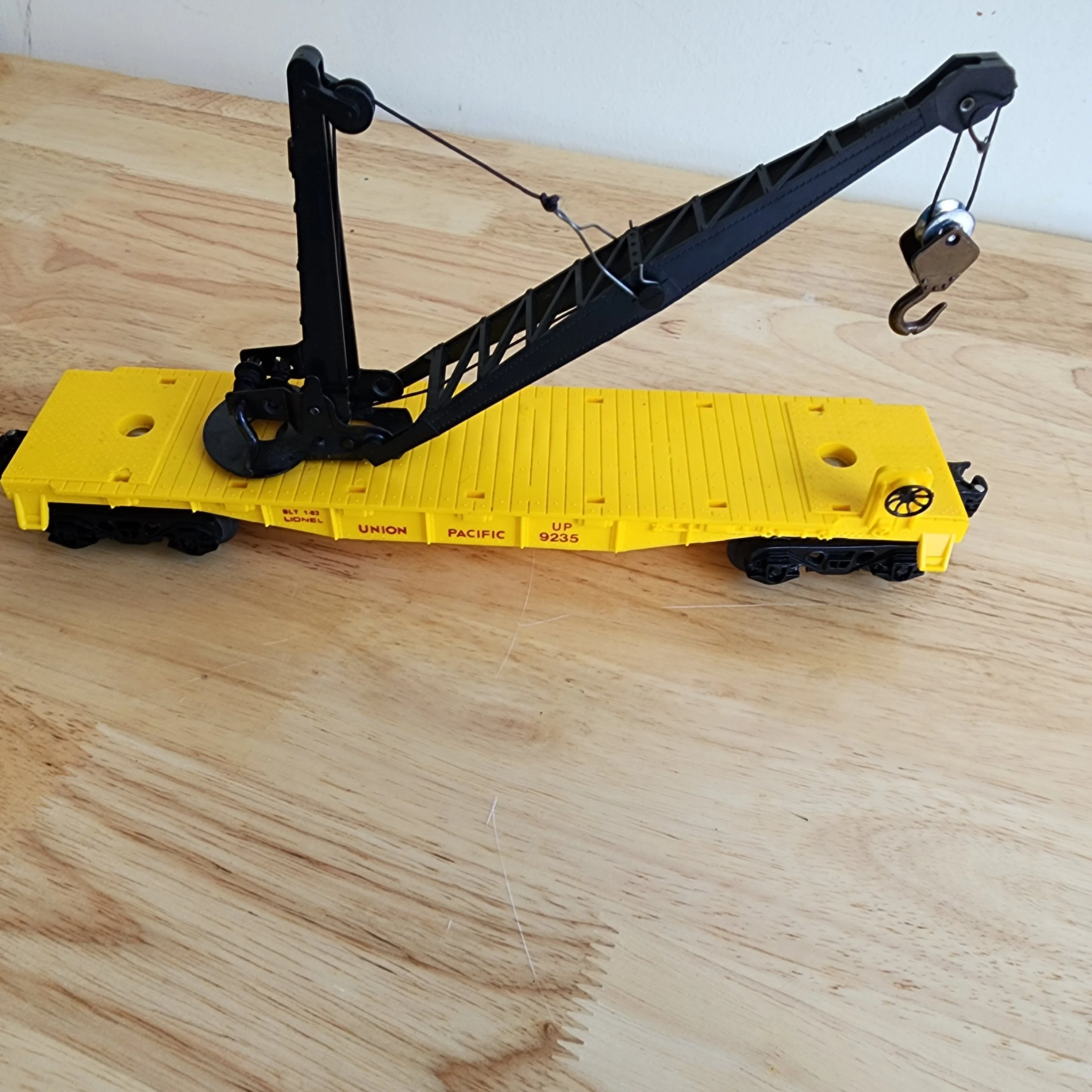 2 Cars - Lionel Union Pacific Derrick / Crane Car 6-9235 & Lionel 6656 Stock Car — photo 2