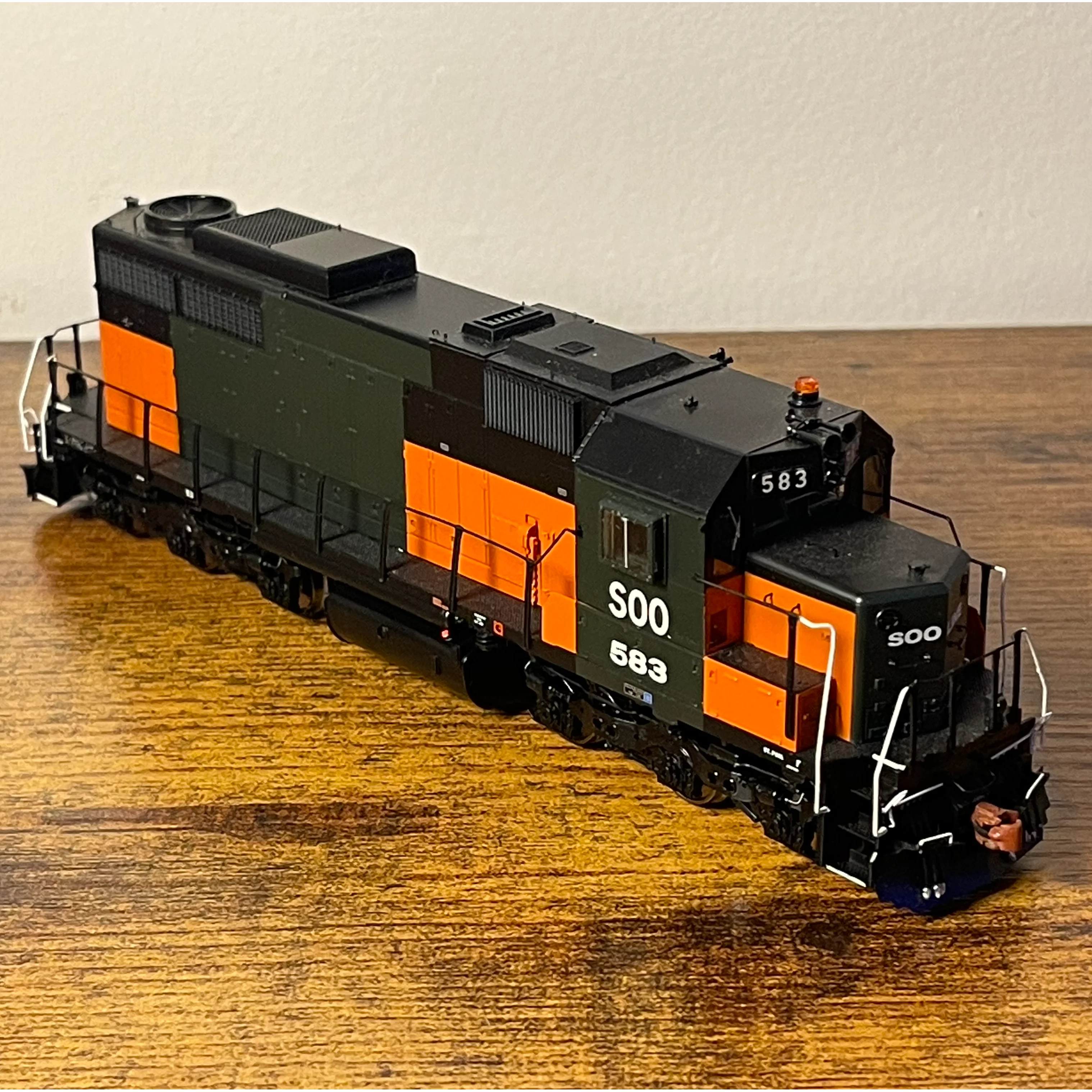ScaleTrains: SOO Line SDL39 #583
