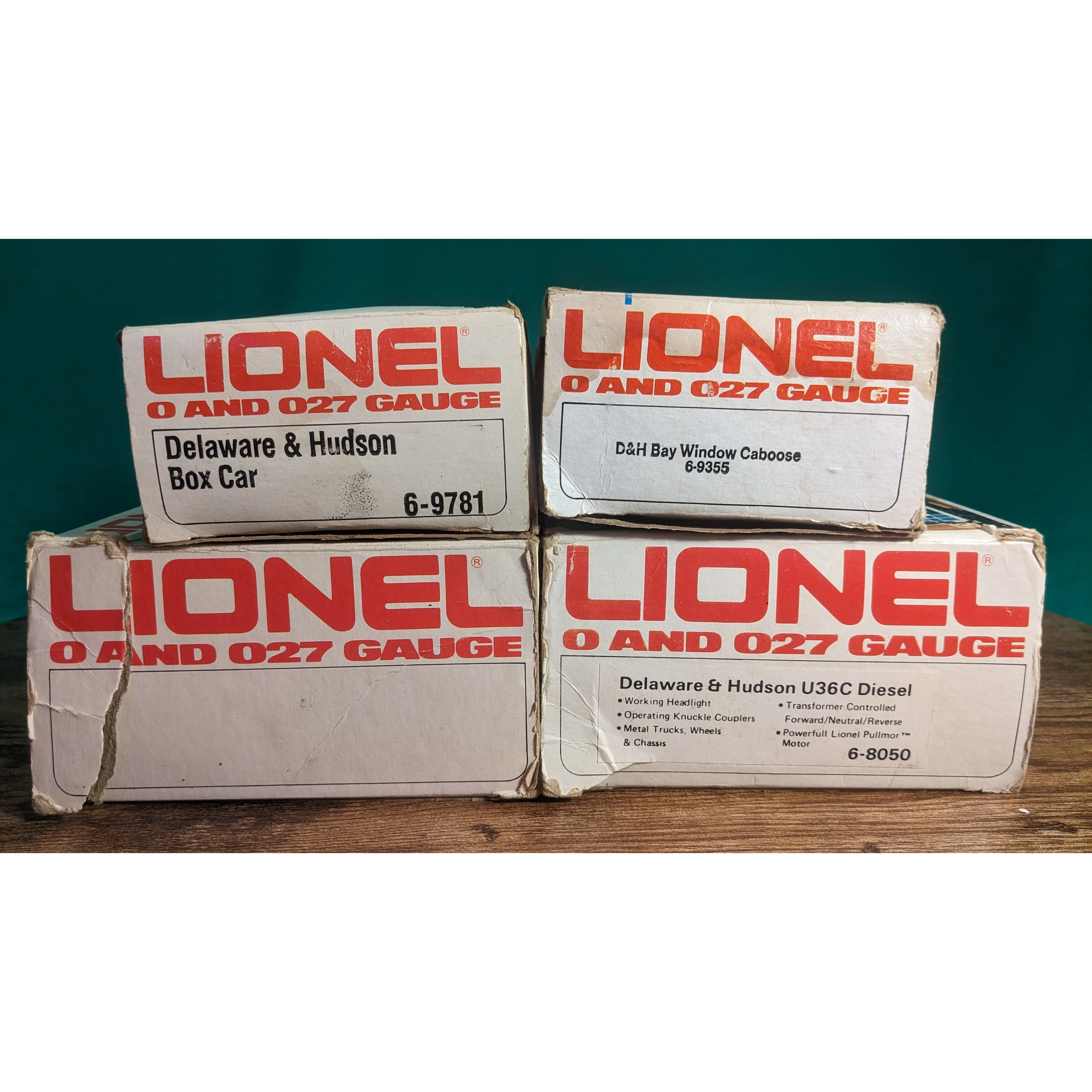 Lionel U36C Delaware & Hudson 8050 & 8051 Engine & Dummy, Boxcar & Bay Window Caboose - Image 6