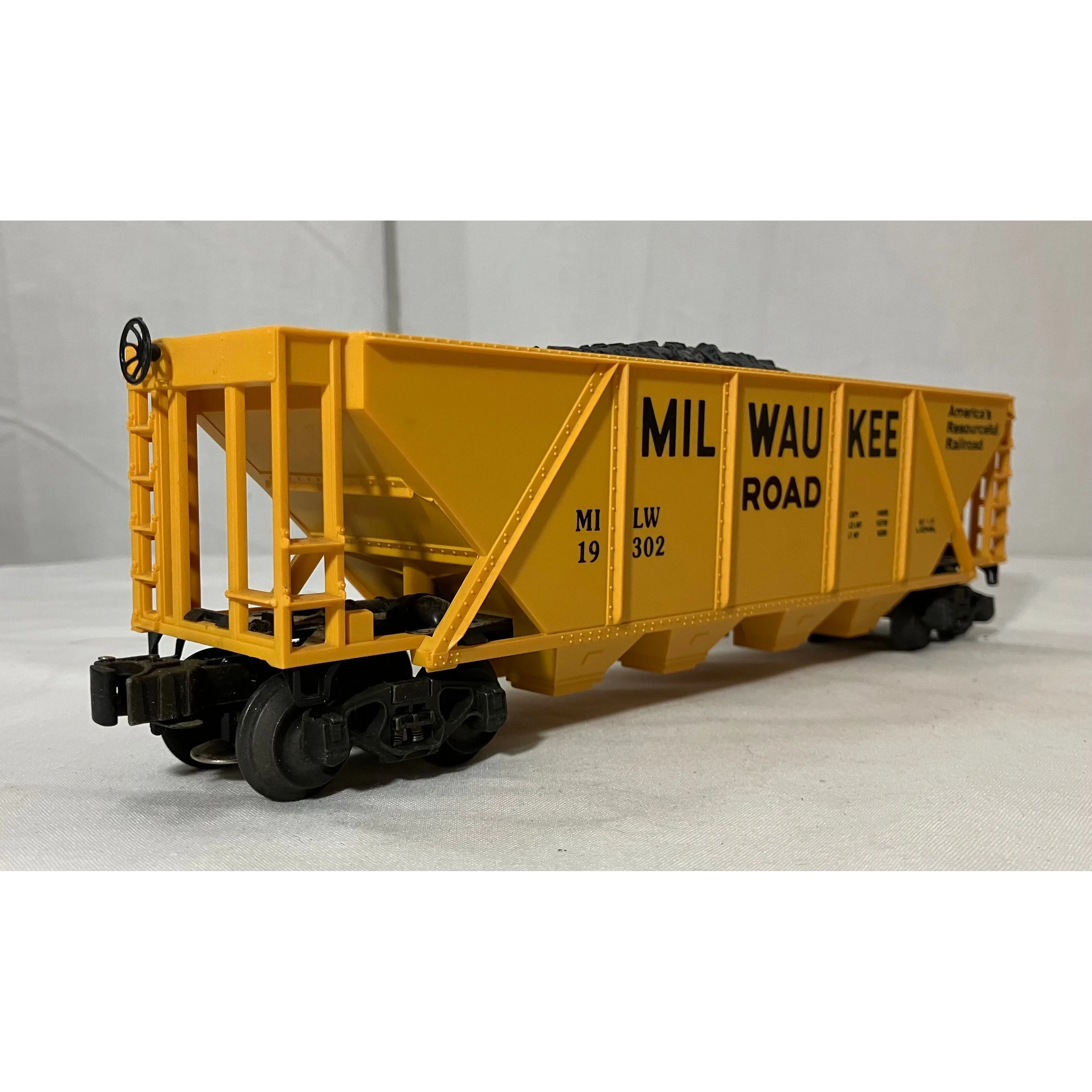 Lionel 6-19302 O scale 3 rail hopper w/coal load Milwaukee Road