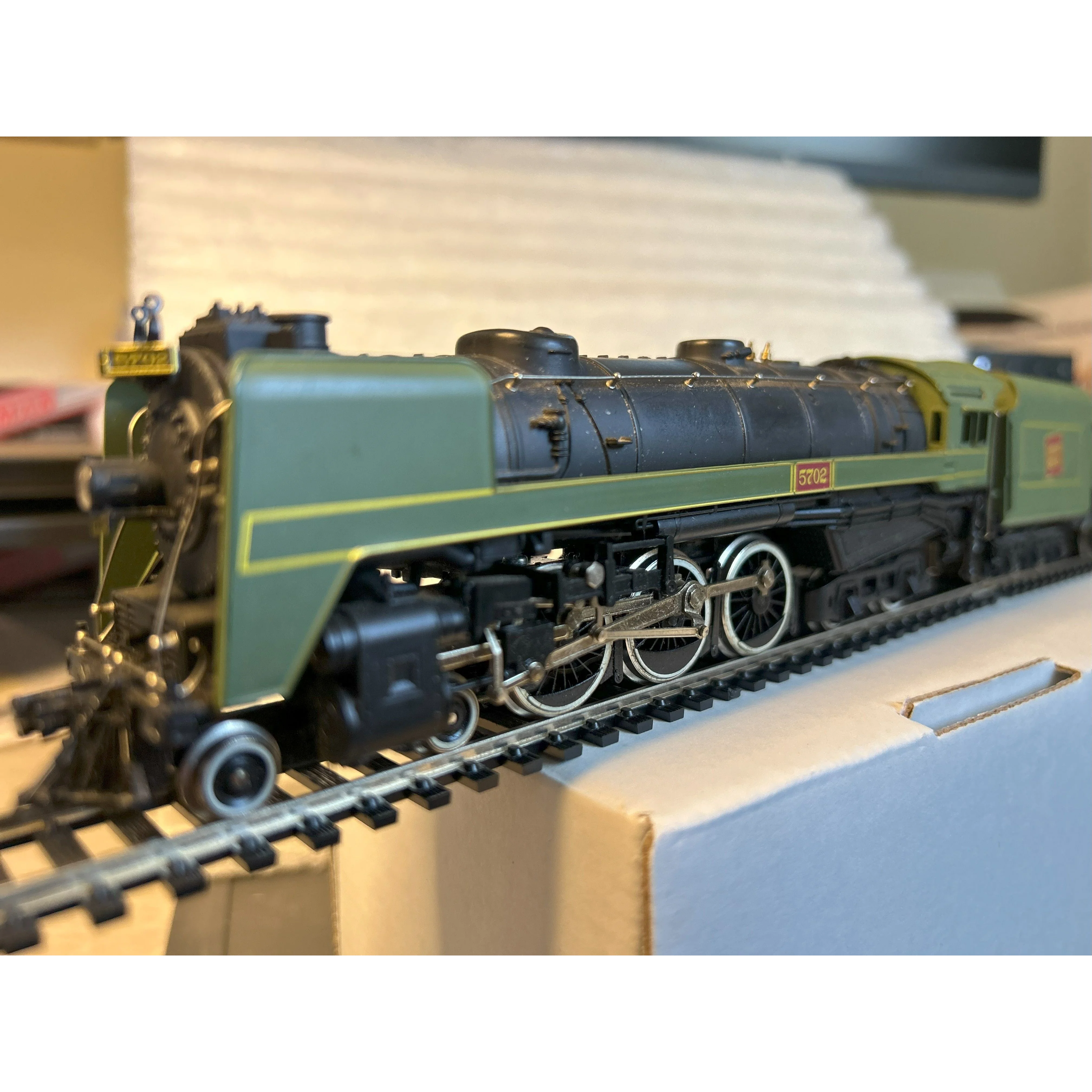 HO Mehano 4-6-4 Canadian National Steam Locomotive #5702 - NEW condition — photo 3