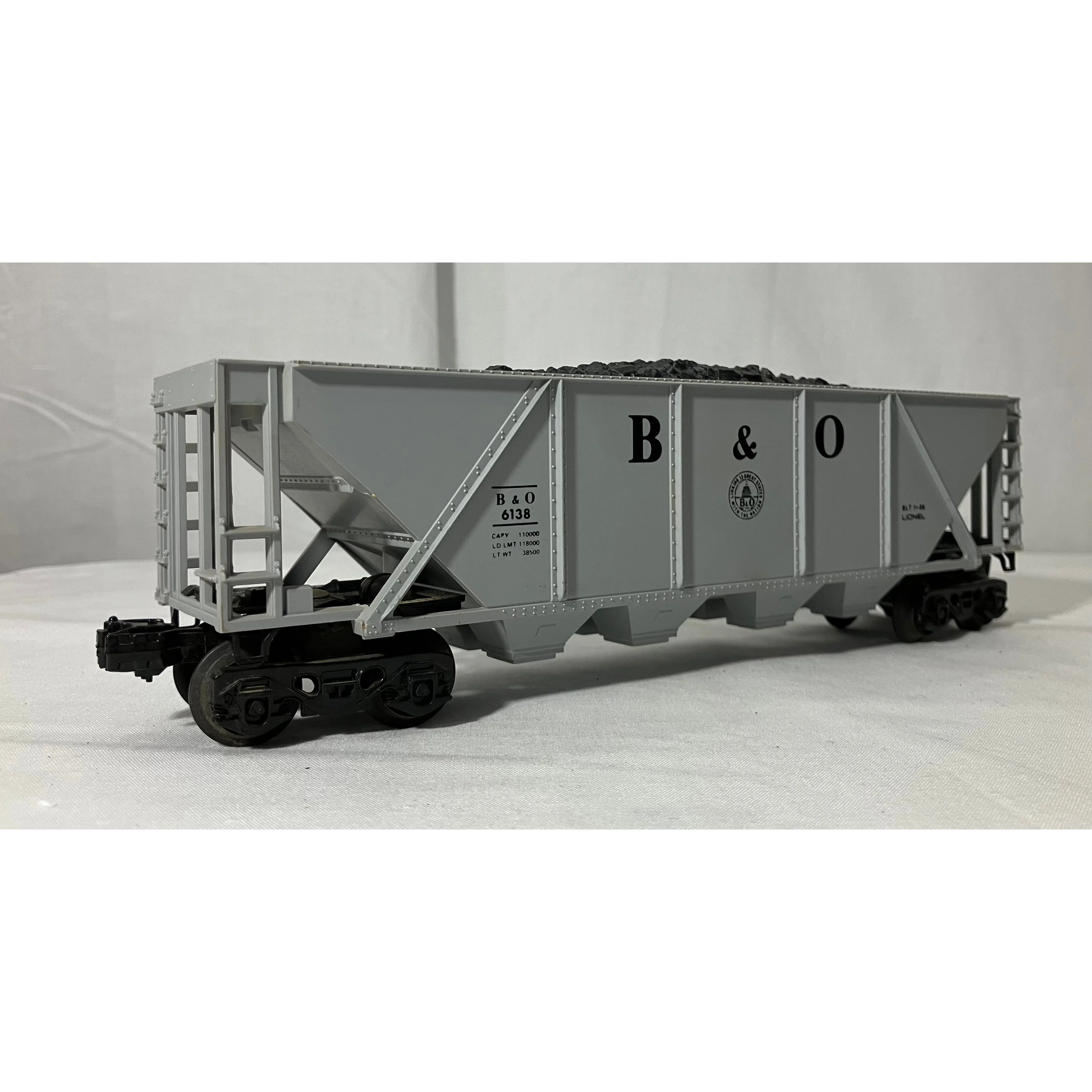 Lionel 6-6138 O scale 3 rail B&O hopper with coal load