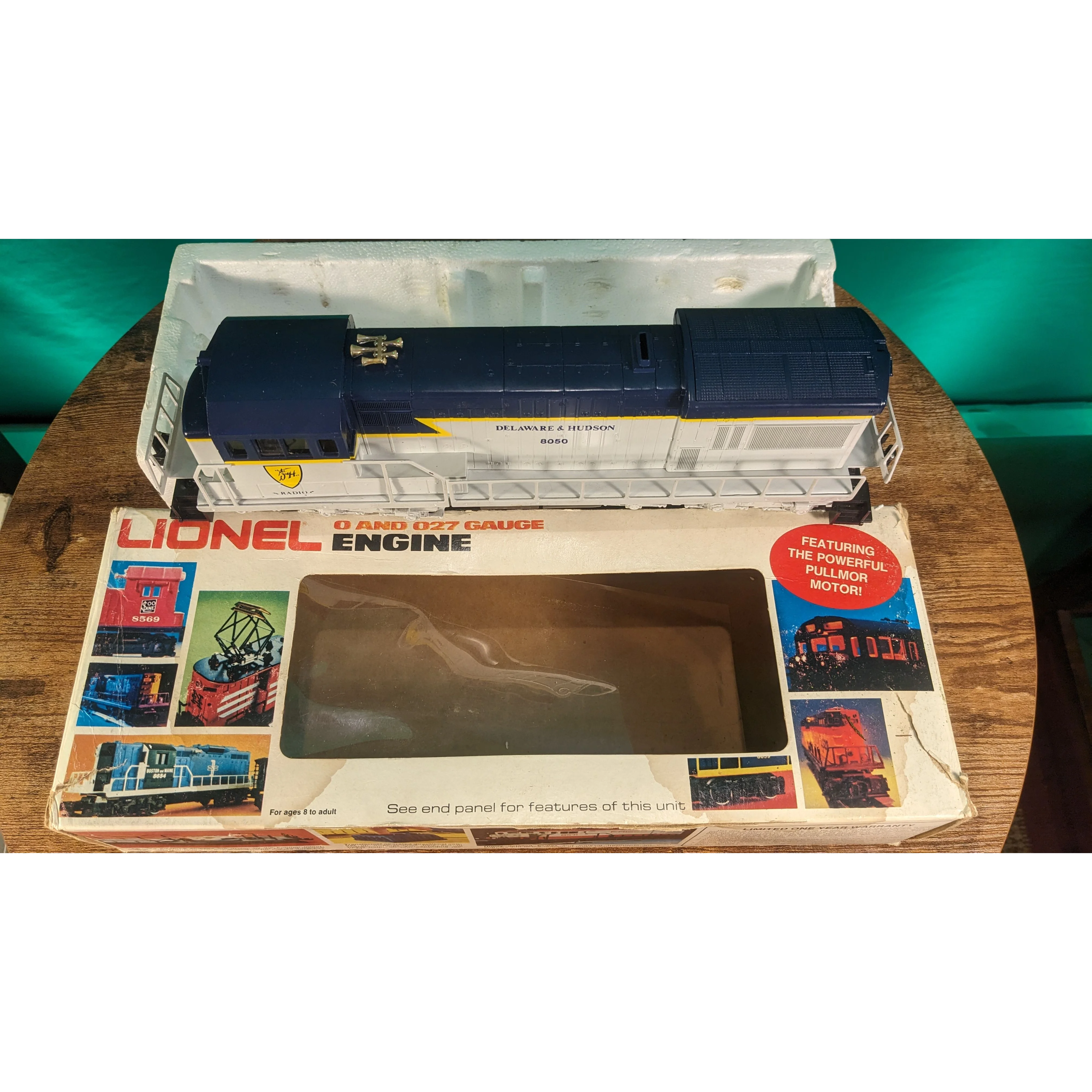 Lionel U36C Delaware & Hudson 8050 & 8051 Engine & Dummy, Boxcar & Bay Window Caboose - Image 7