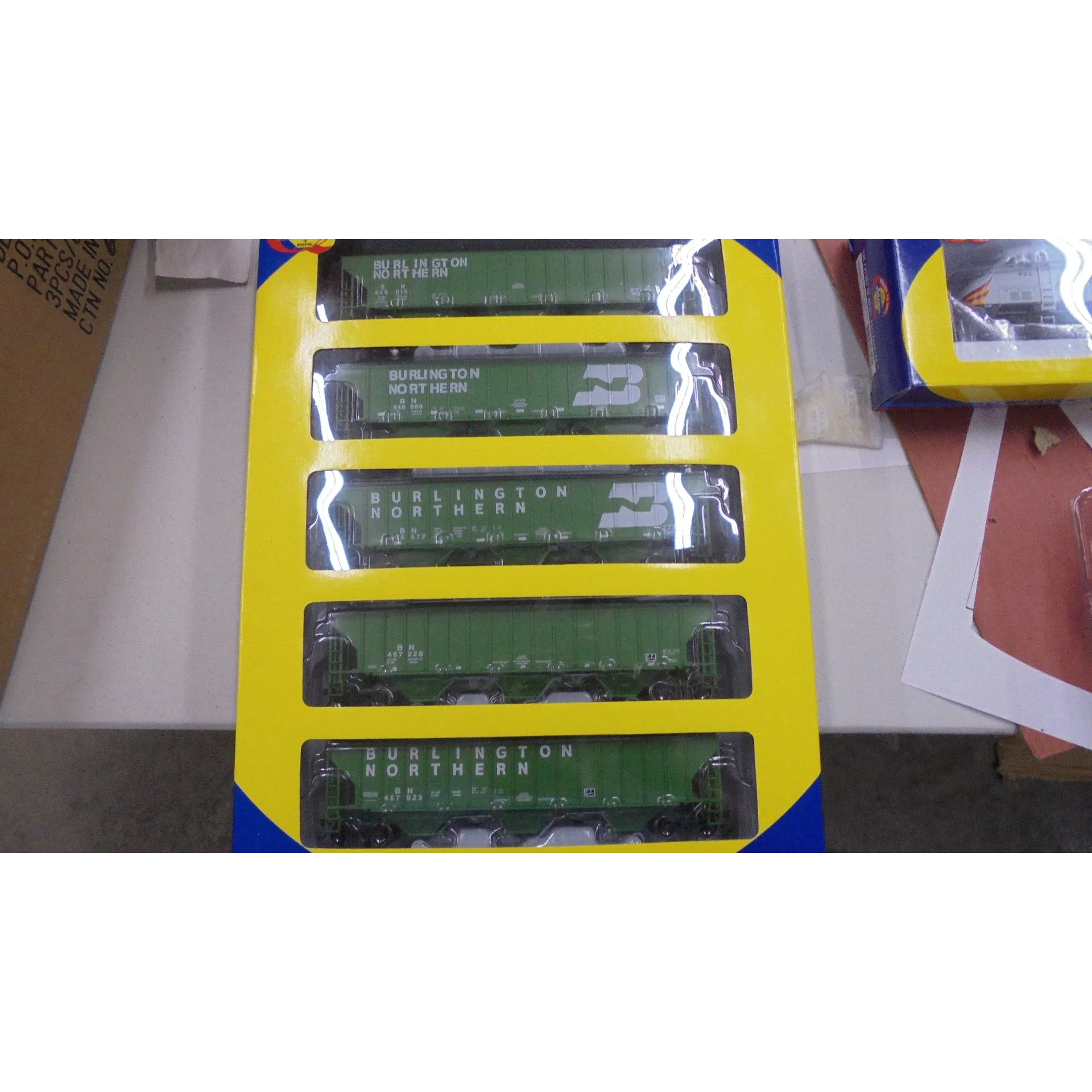 ATHREAN HO SCALE NEW BURLINGTON NORTHERN 54 PS COVERED HOPPER 72390