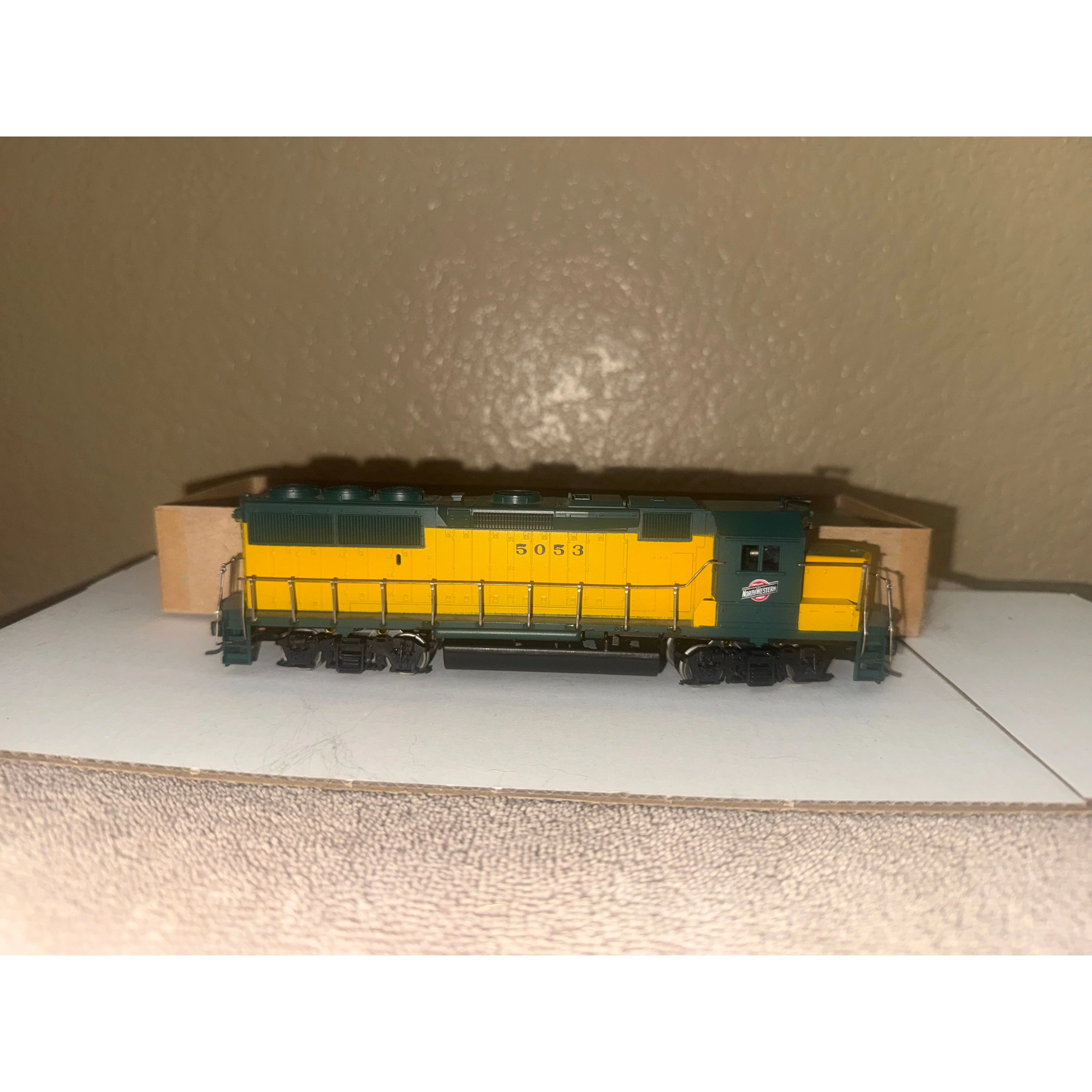 Athearn HO Chicago & North Western GP50 Locomotive #5053 — photo 3