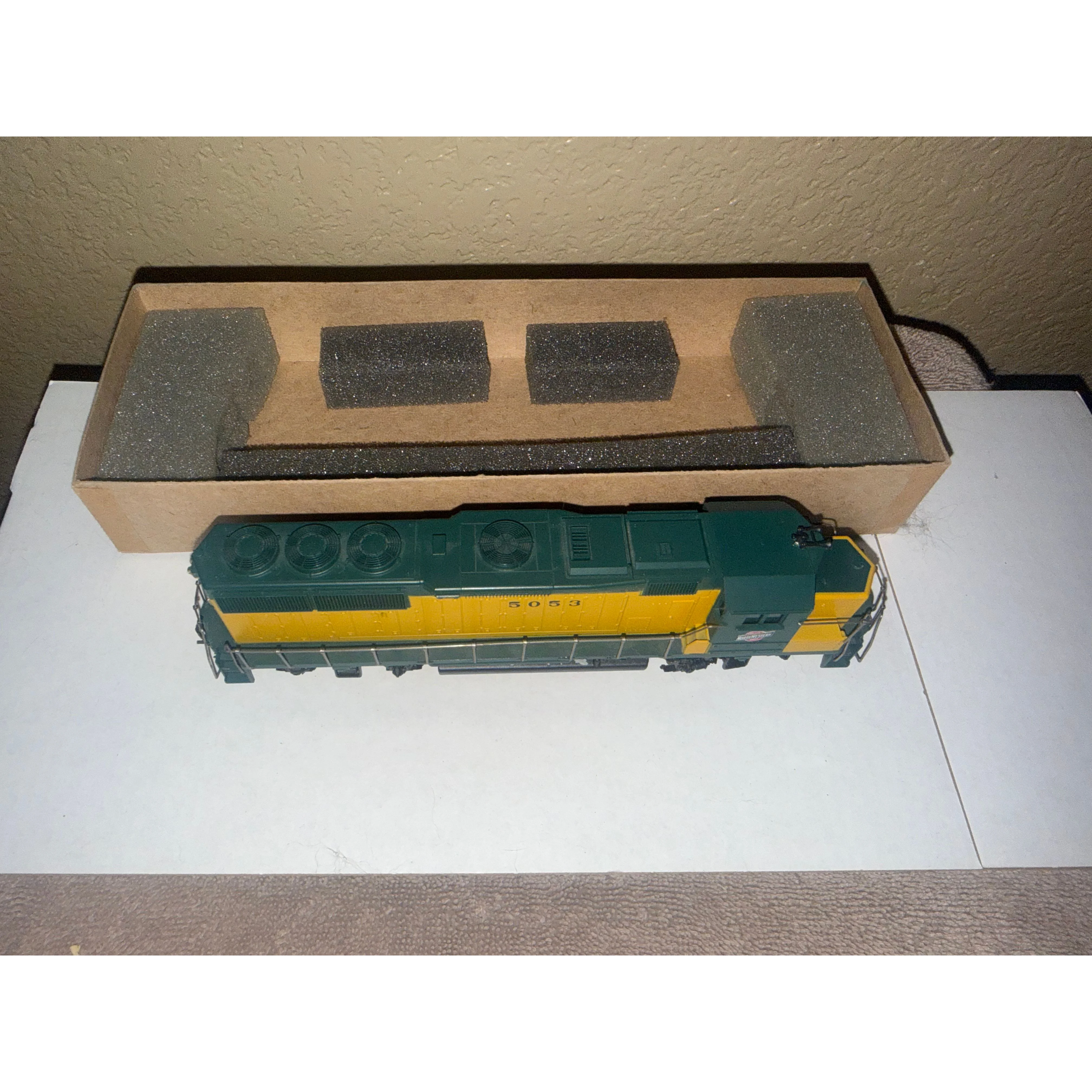 Athearn HO Chicago & North Western GP50 Locomotive #5053 — photo 4