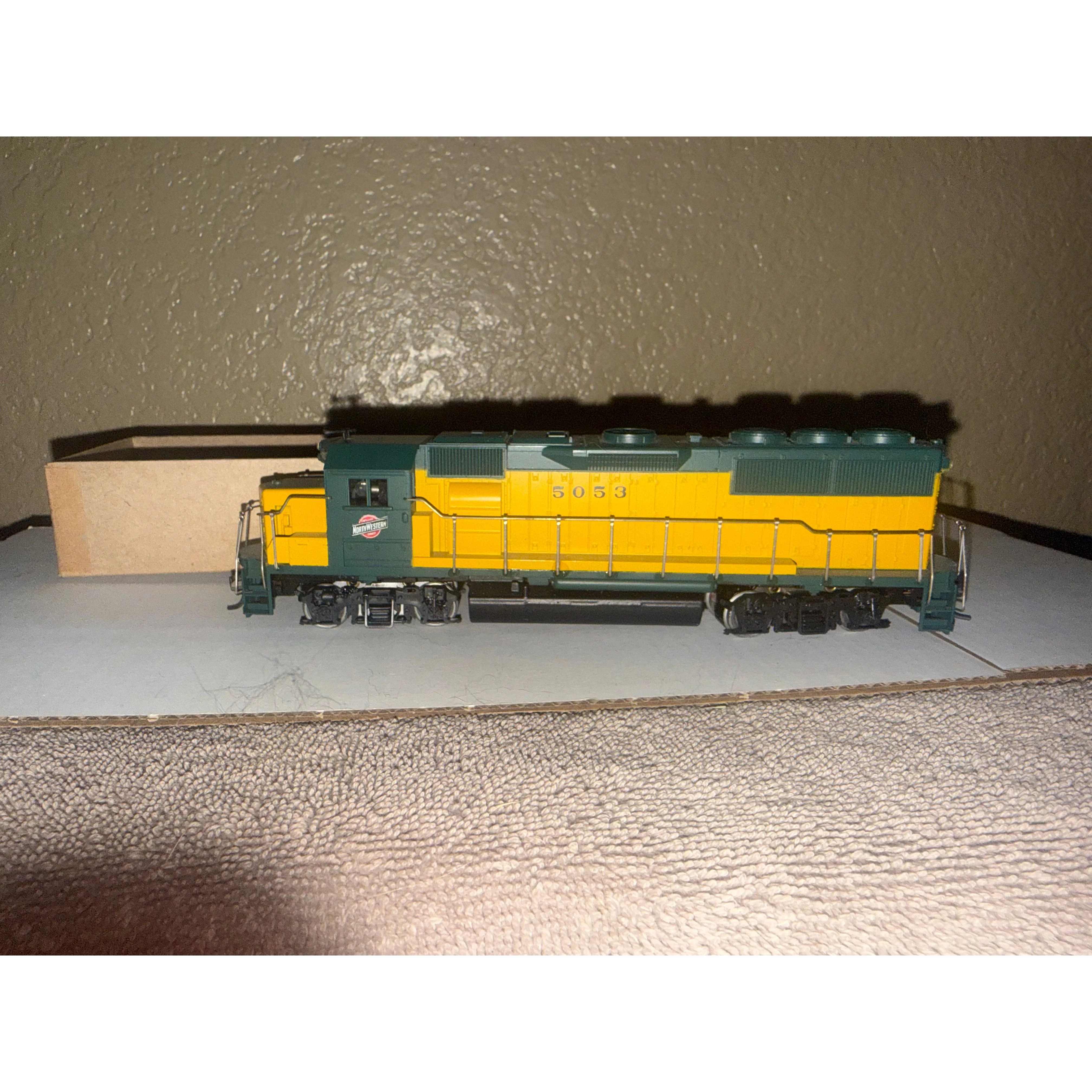 Athearn HO Chicago & North Western GP50 Locomotive #5053 — photo 6