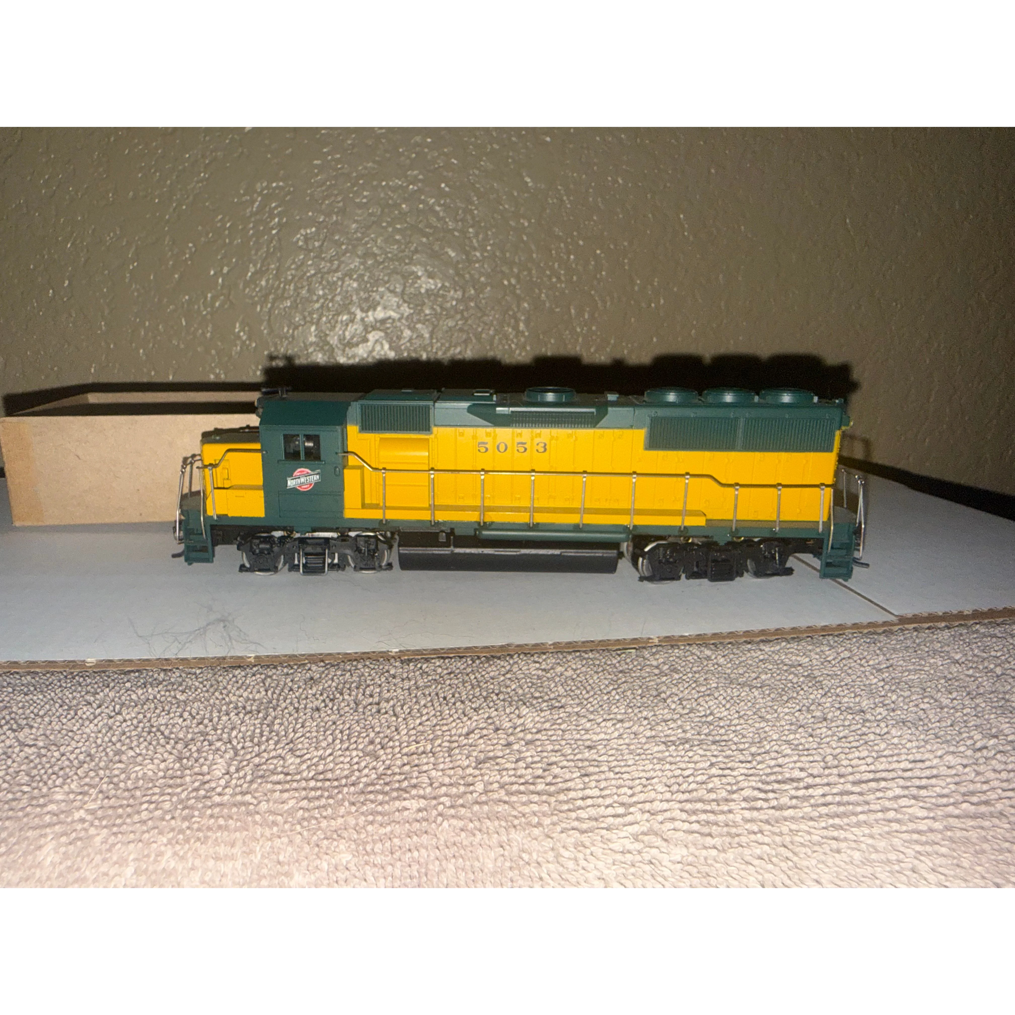 Athearn HO Chicago & North Western GP50 Locomotive #5053 — photo 7
