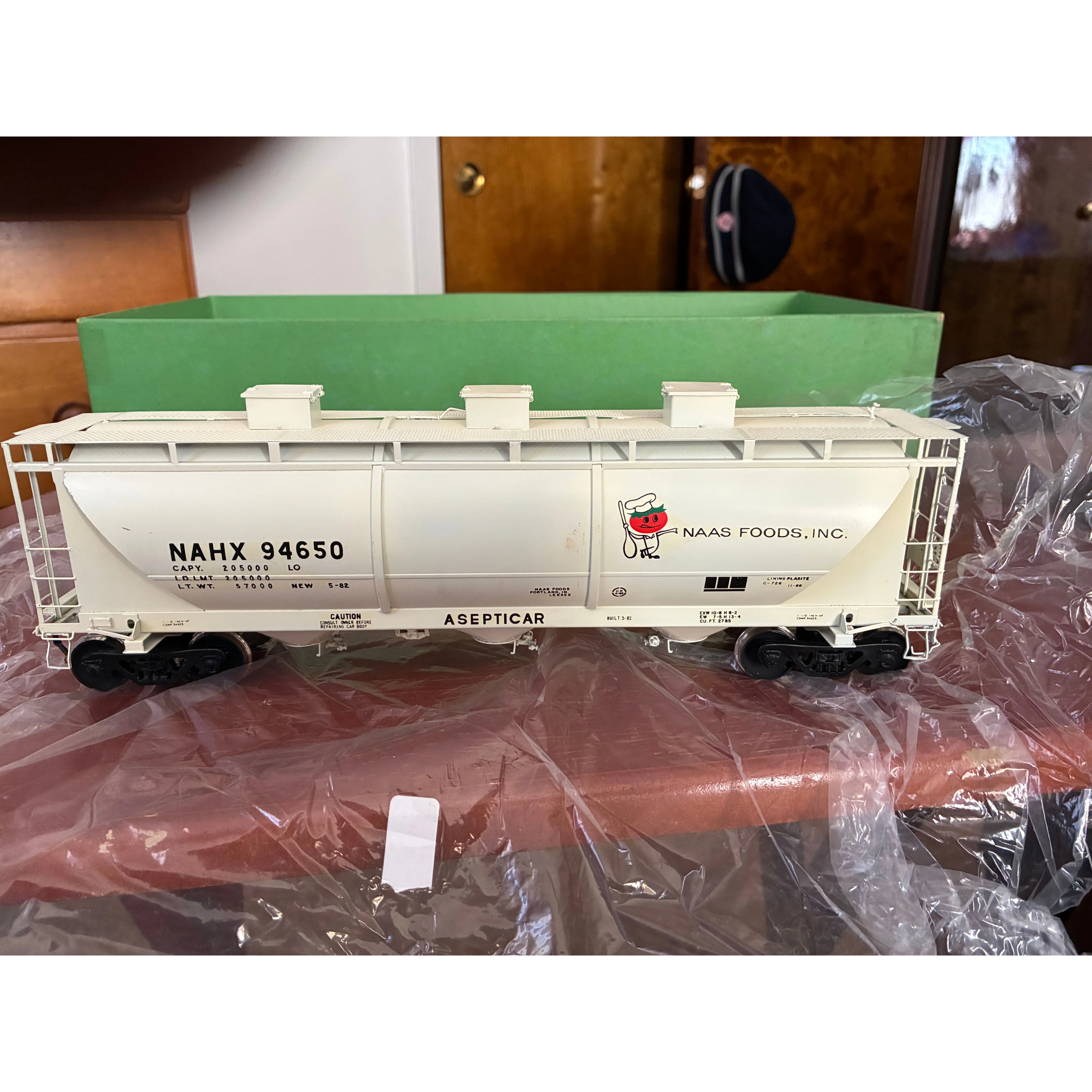 Painted Asepticar 3 covered Hopper car — photo 4