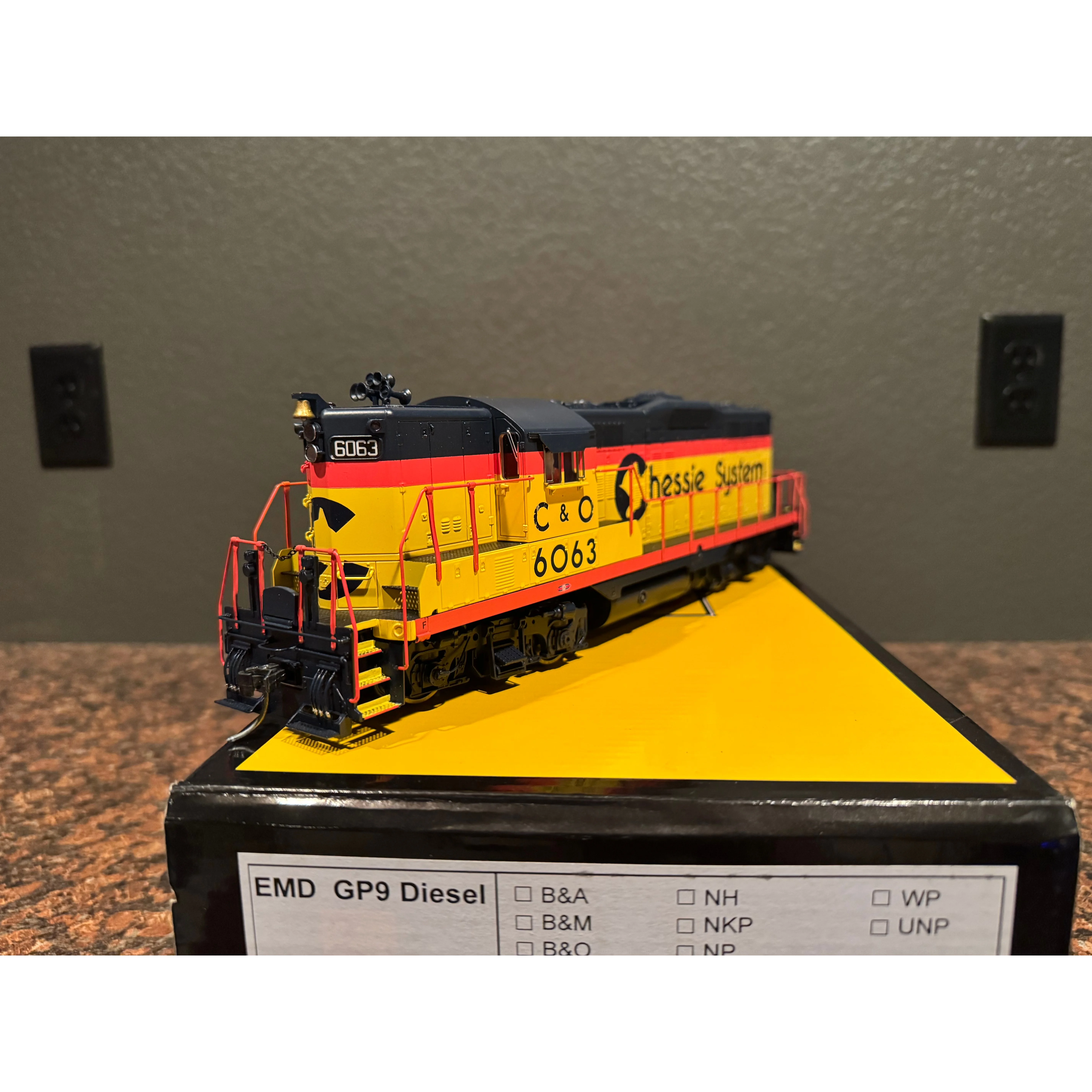 Sunset Models 3rd Rail Chessie System 2R GP9 Diesel ESU Loksound — photo 7