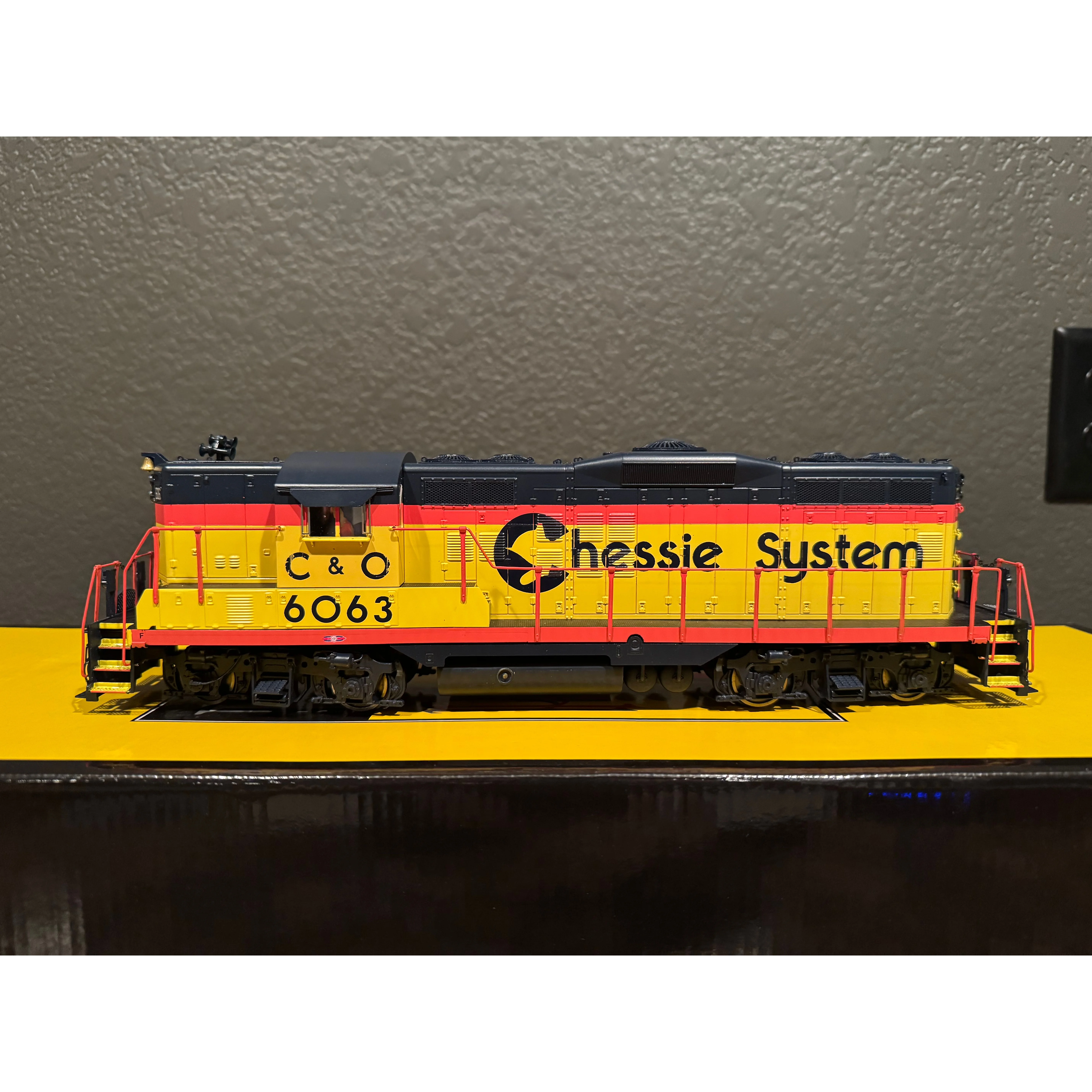 Sunset Models 3rd Rail Chessie System 2R GP9 Diesel ESU Loksound — photo 5