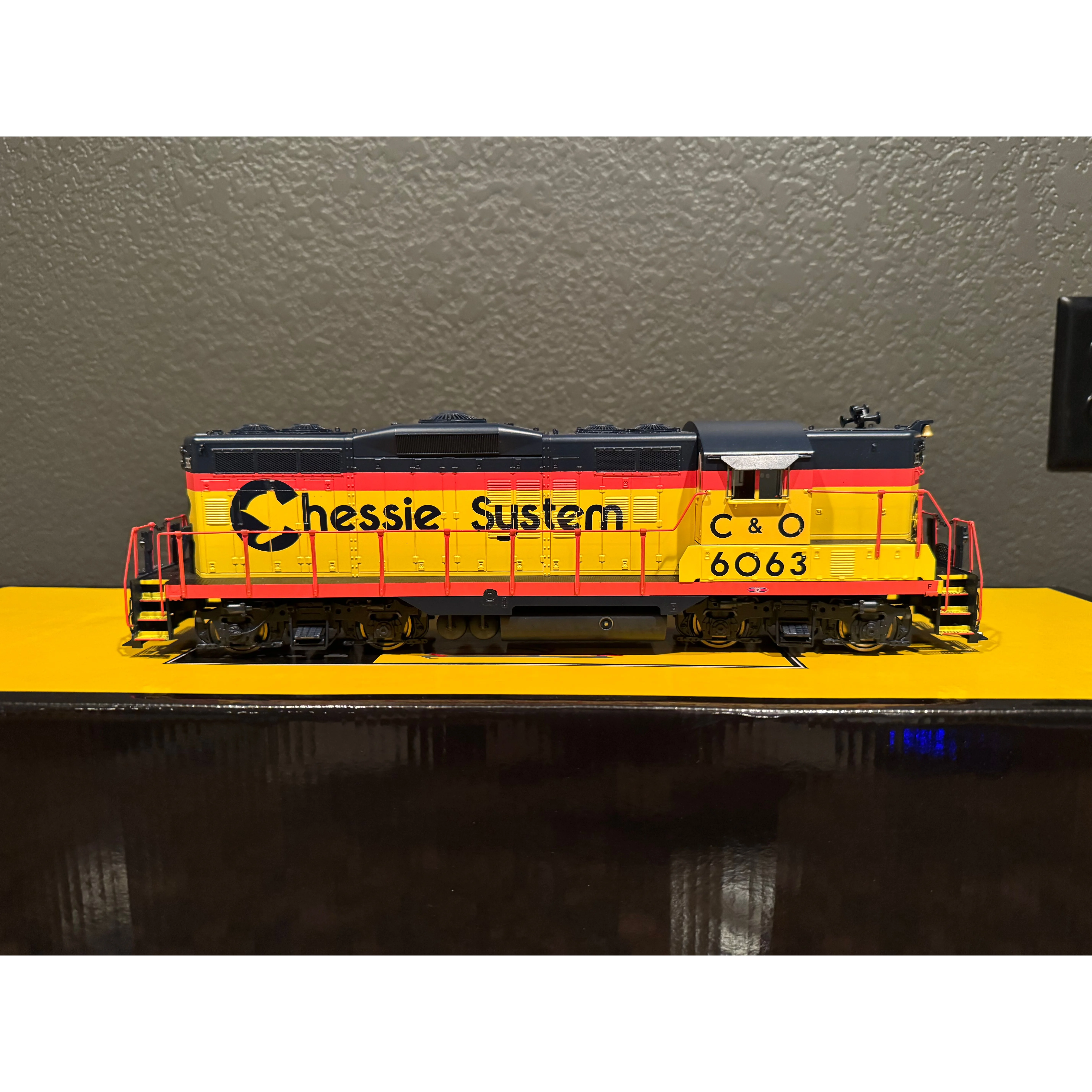Sunset Models 3rd Rail Chessie System 2R GP9 Diesel ESU Loksound — photo 6