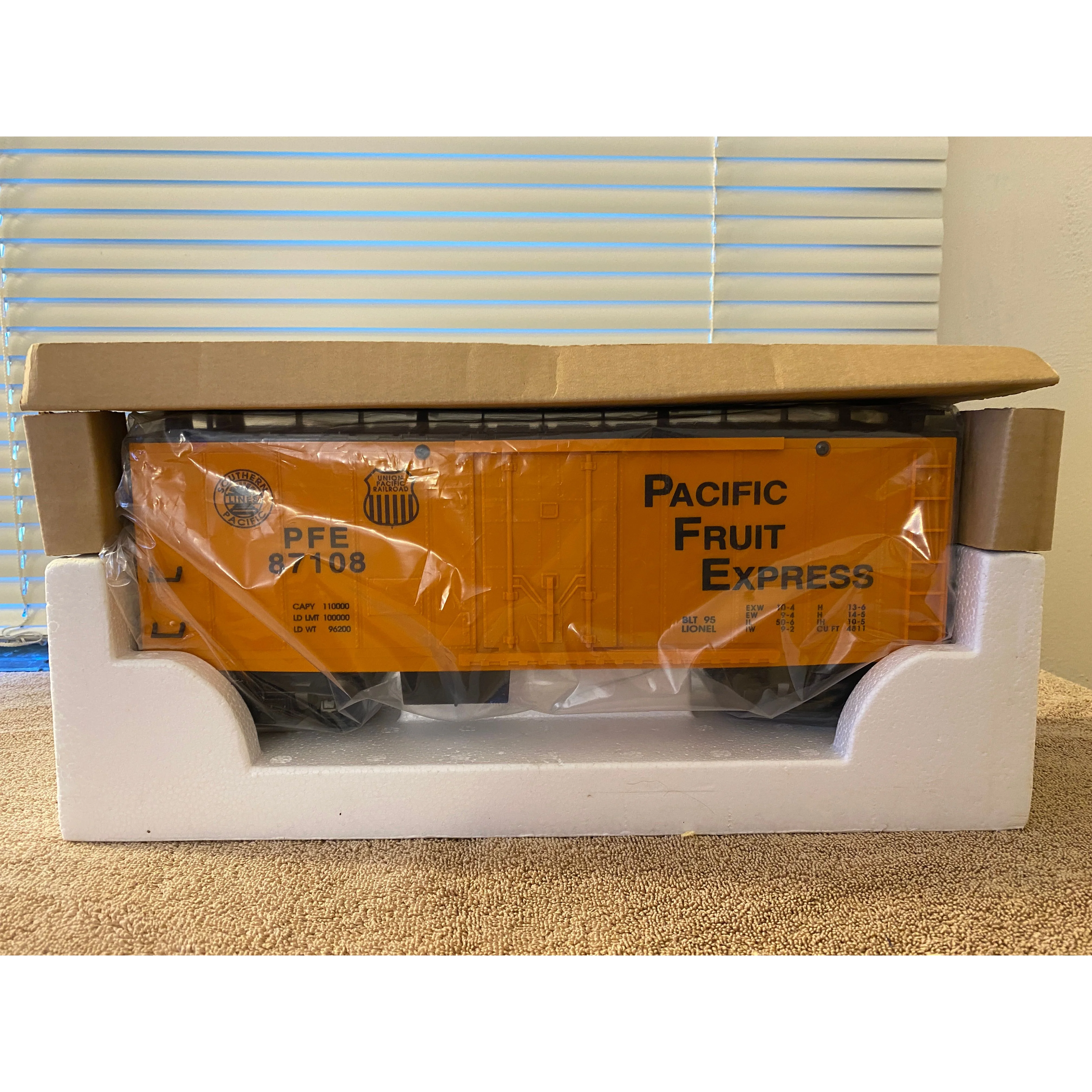 Lionel G Scale Pacific Fruit Express Car 8-787108 like brand new condition — photo 6