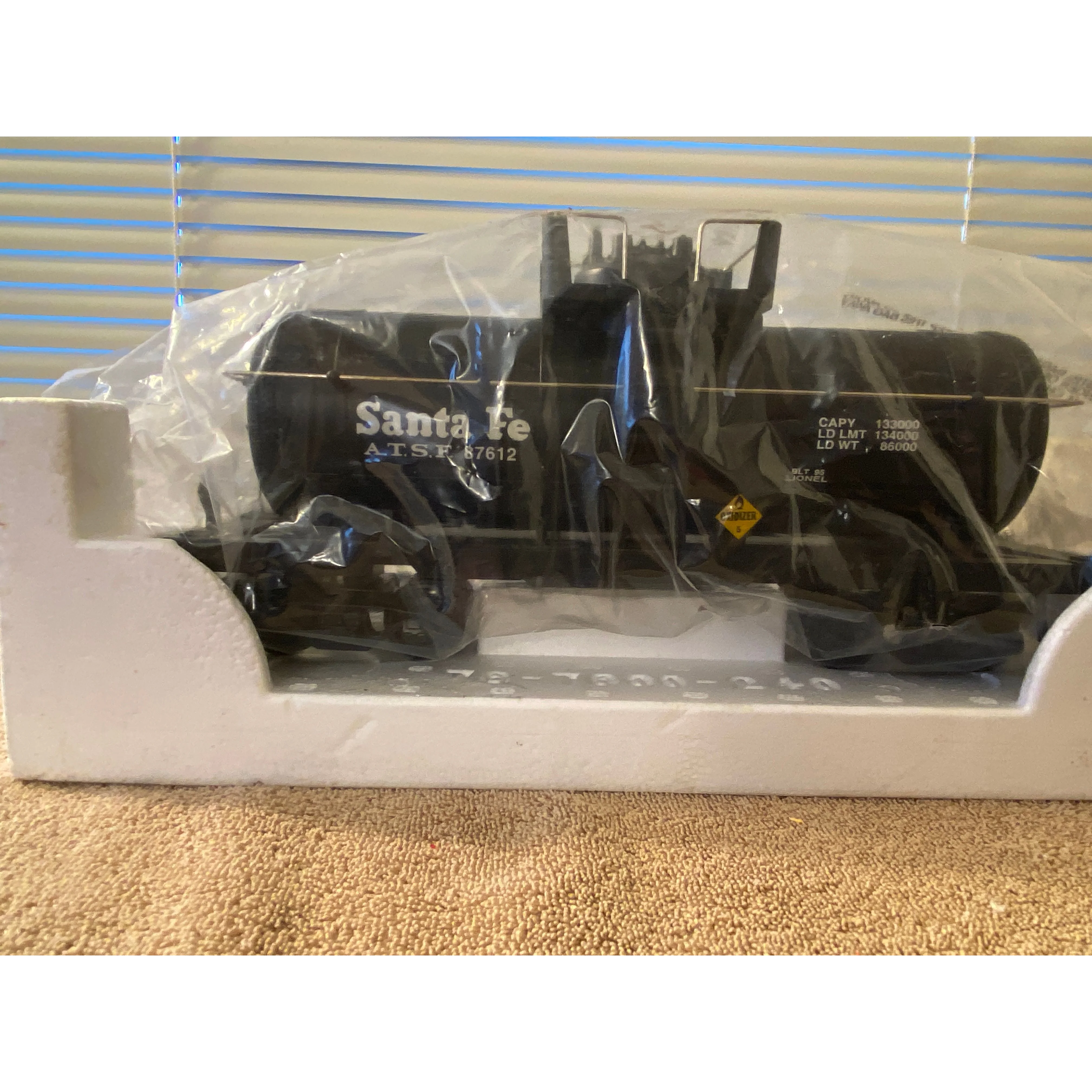 Lionel G Scale 1995 Santa Fe Tank Car 8-87612 — photo 3