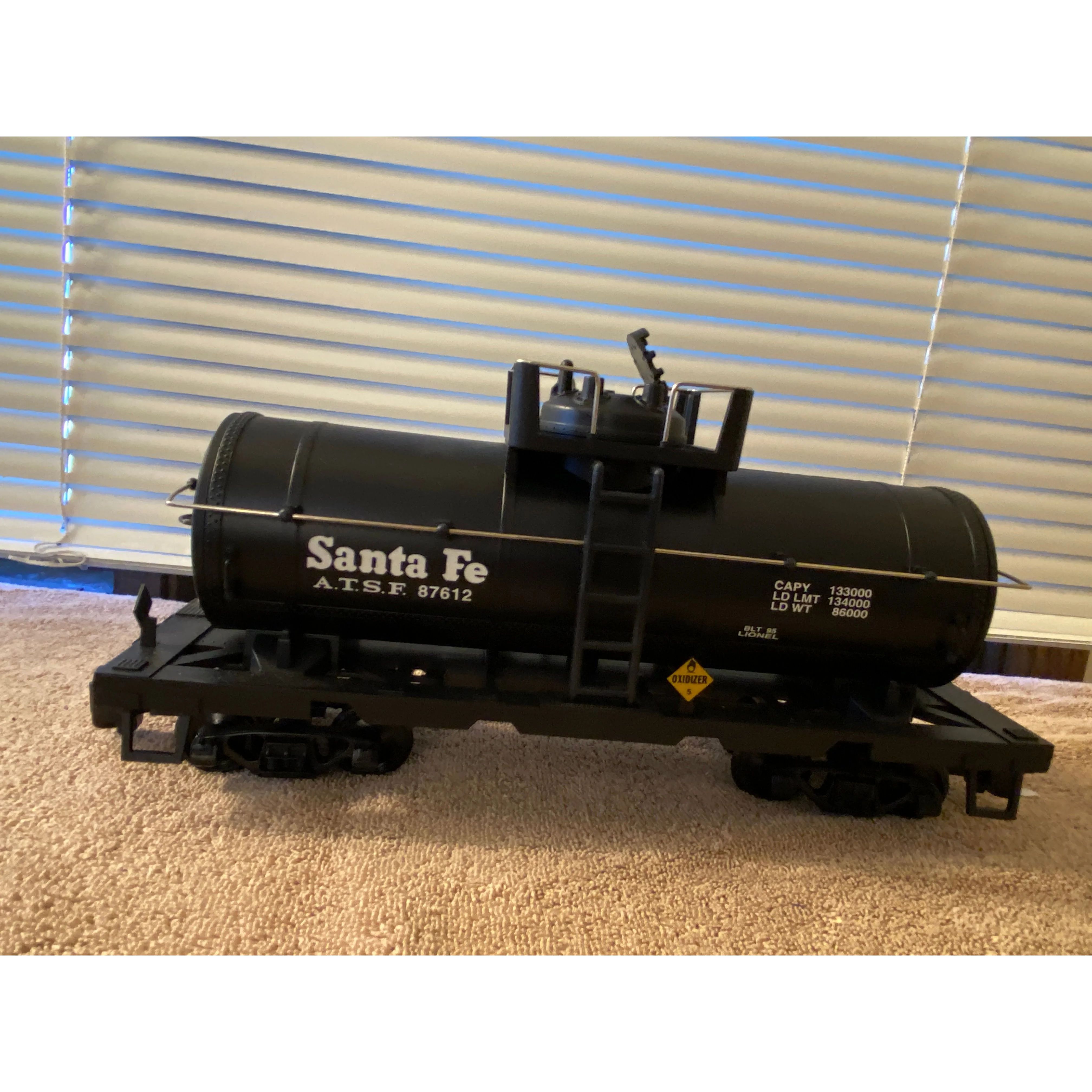 Lionel G Scale 1995 Santa Fe Tank Car 8-87612 — photo 4
