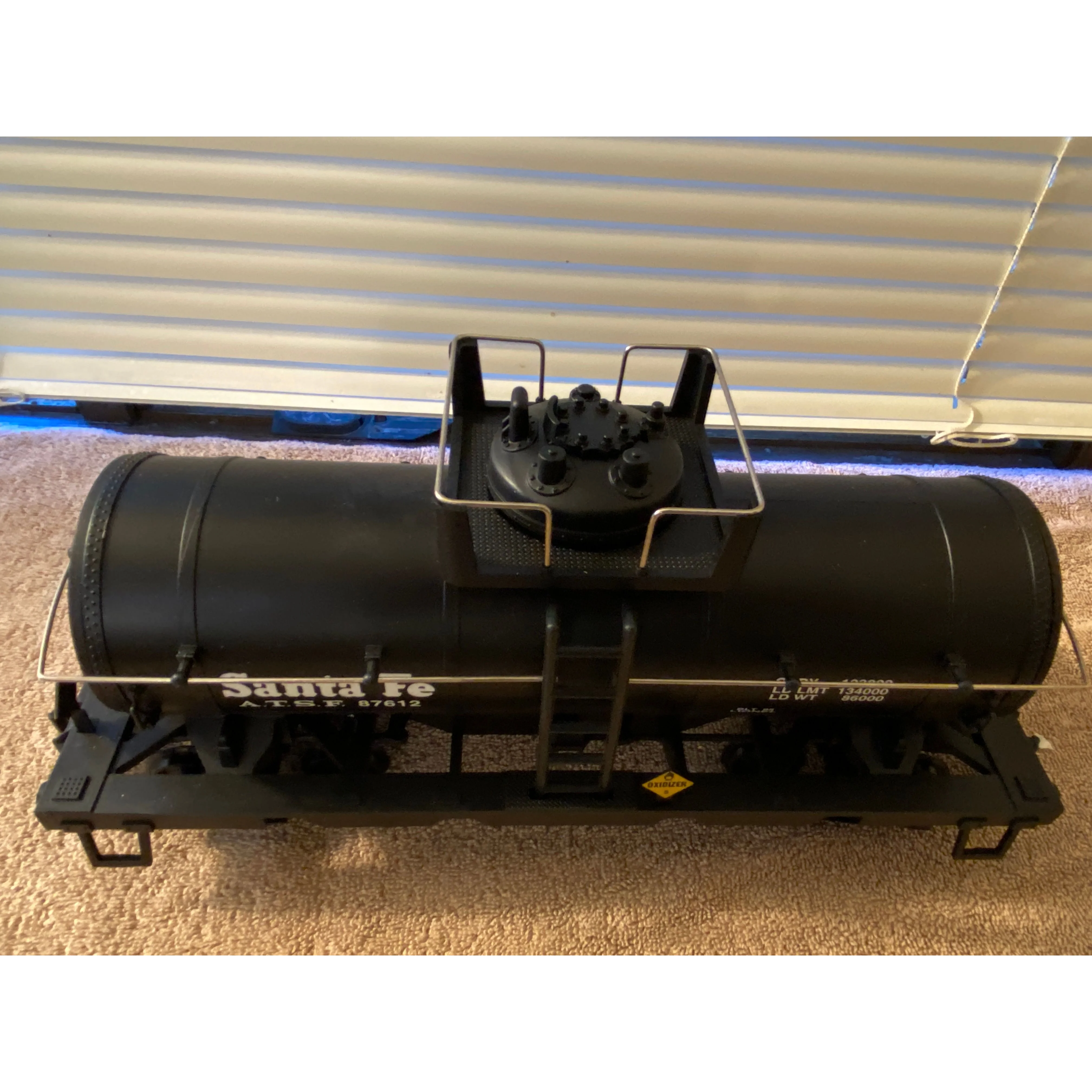 Lionel G Scale 1995 Santa Fe Tank Car 8-87612 — photo 5
