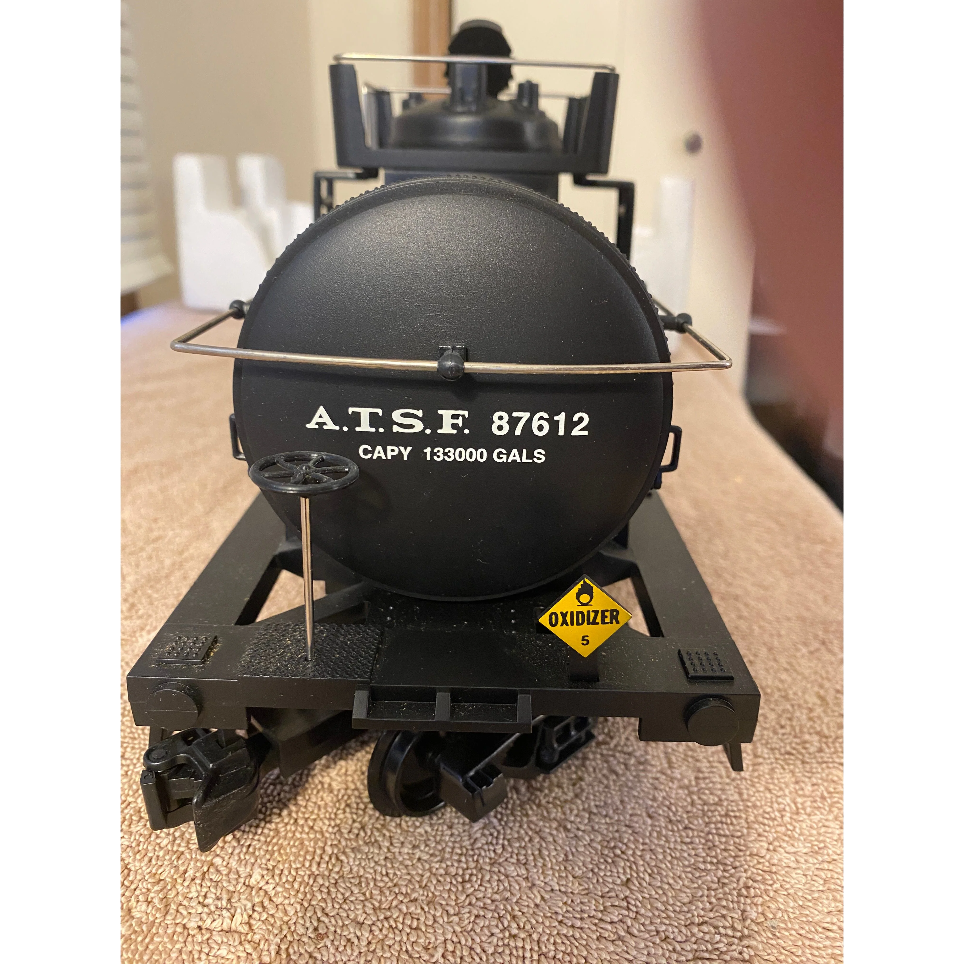 Lionel G Scale 1995 Santa Fe Tank Car 8-87612 — photo 6