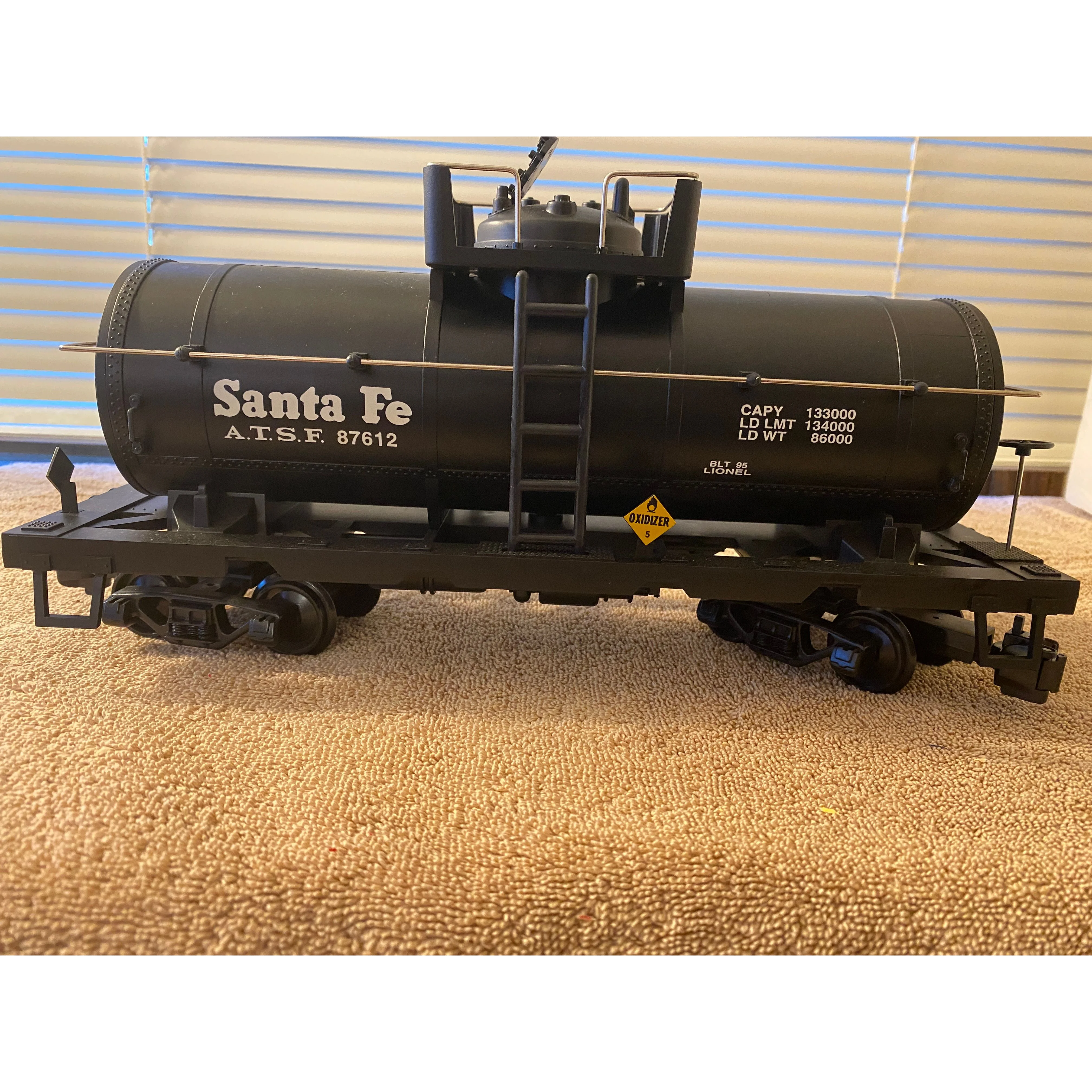 Lionel G Scale 1995 Santa Fe Tank Car 8-87612 — photo 9