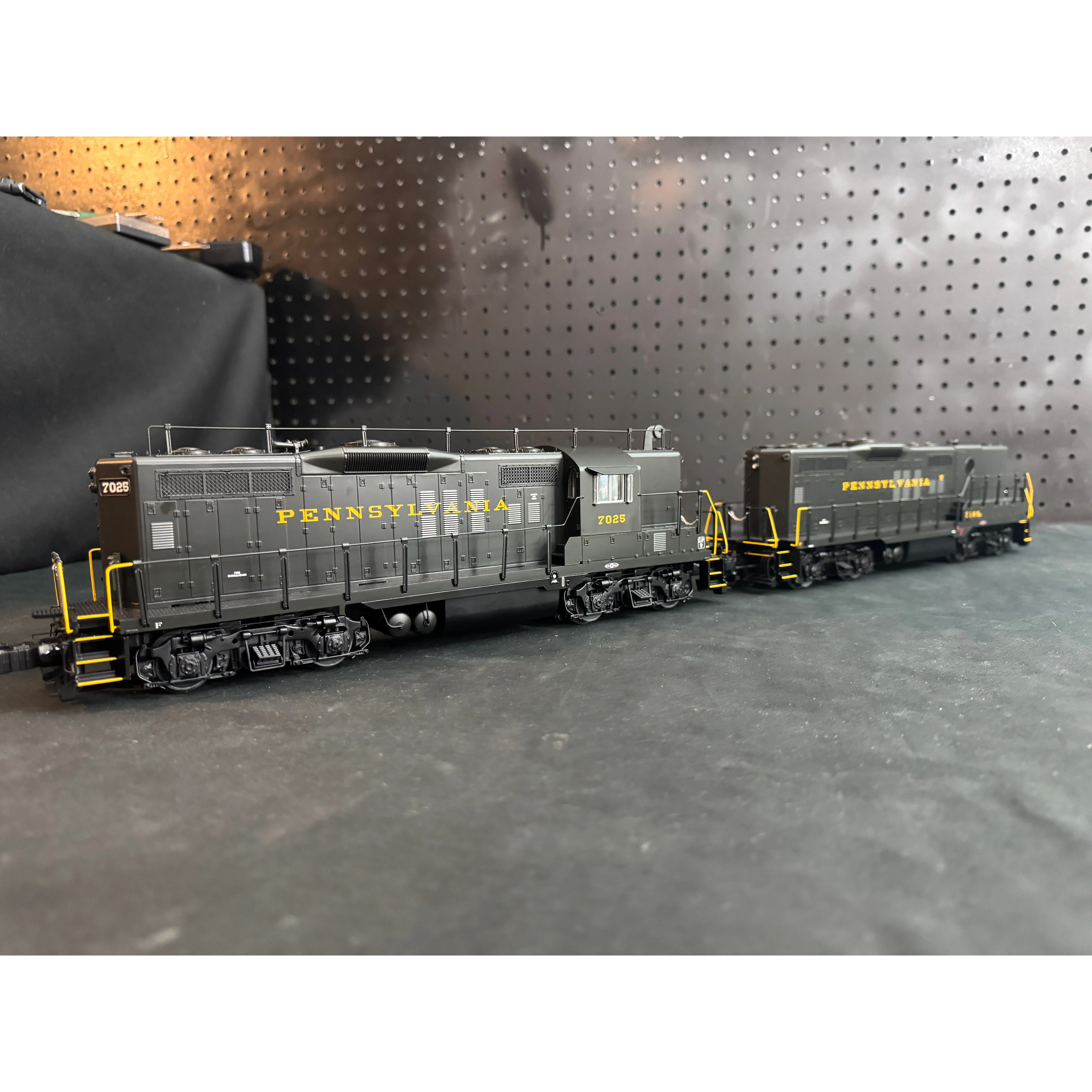 Lionel Legacy Pennsylvania PRR GP9 Powered & Superbass B unit