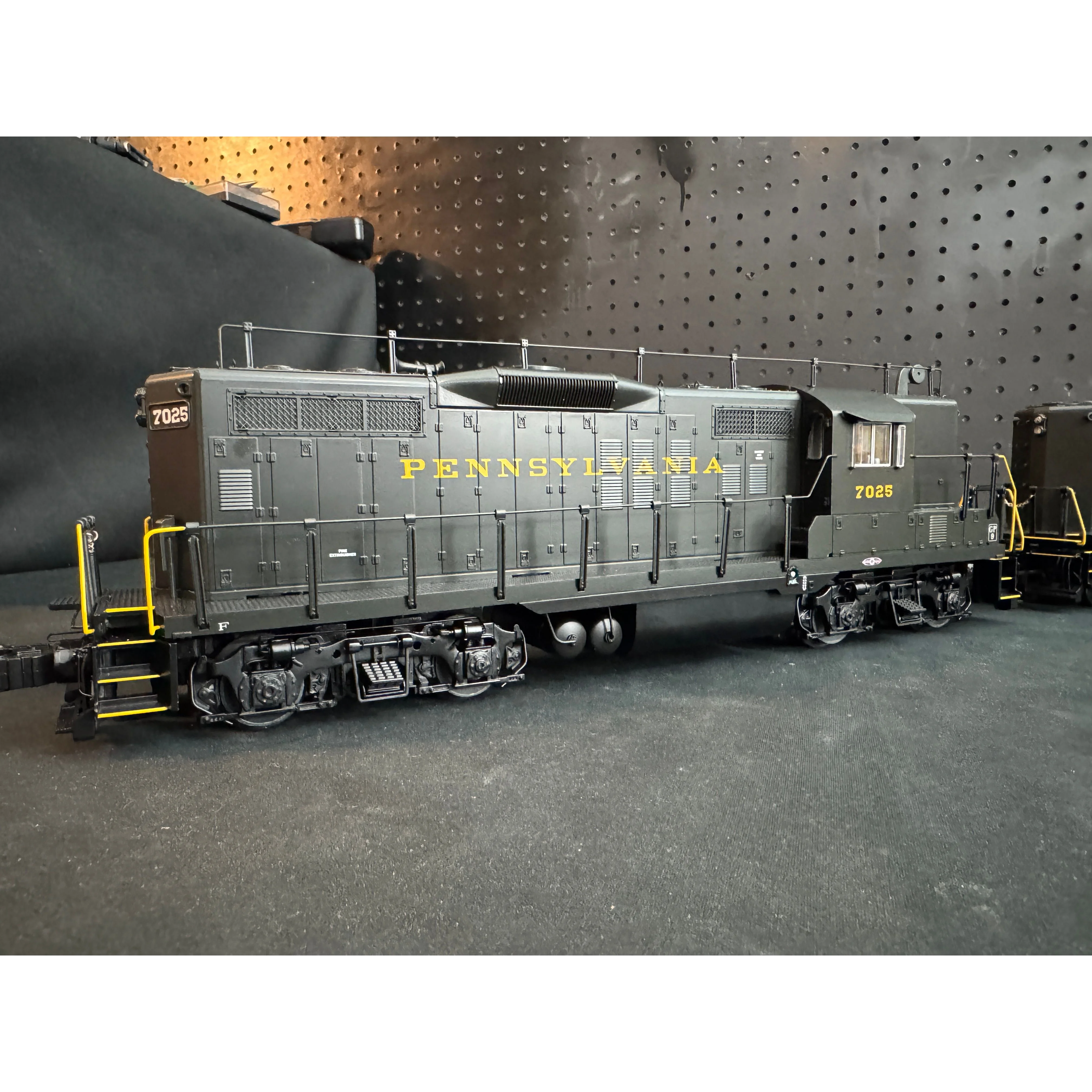 Lionel Legacy Pennsylvania PRR GP9 Powered & Superbass B unit — photo 2