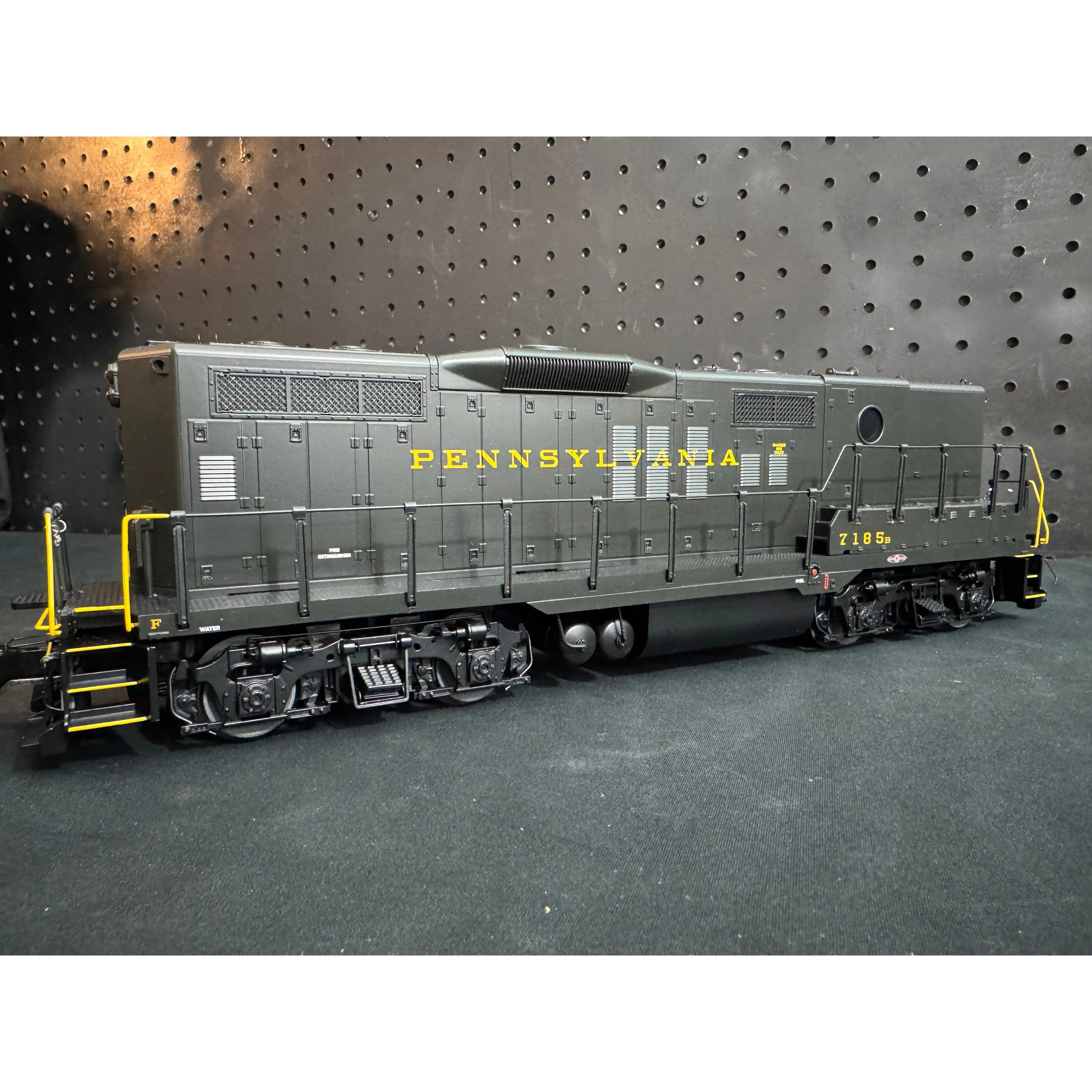 Lionel Legacy Pennsylvania PRR GP9 Powered & Superbass B unit — photo 3