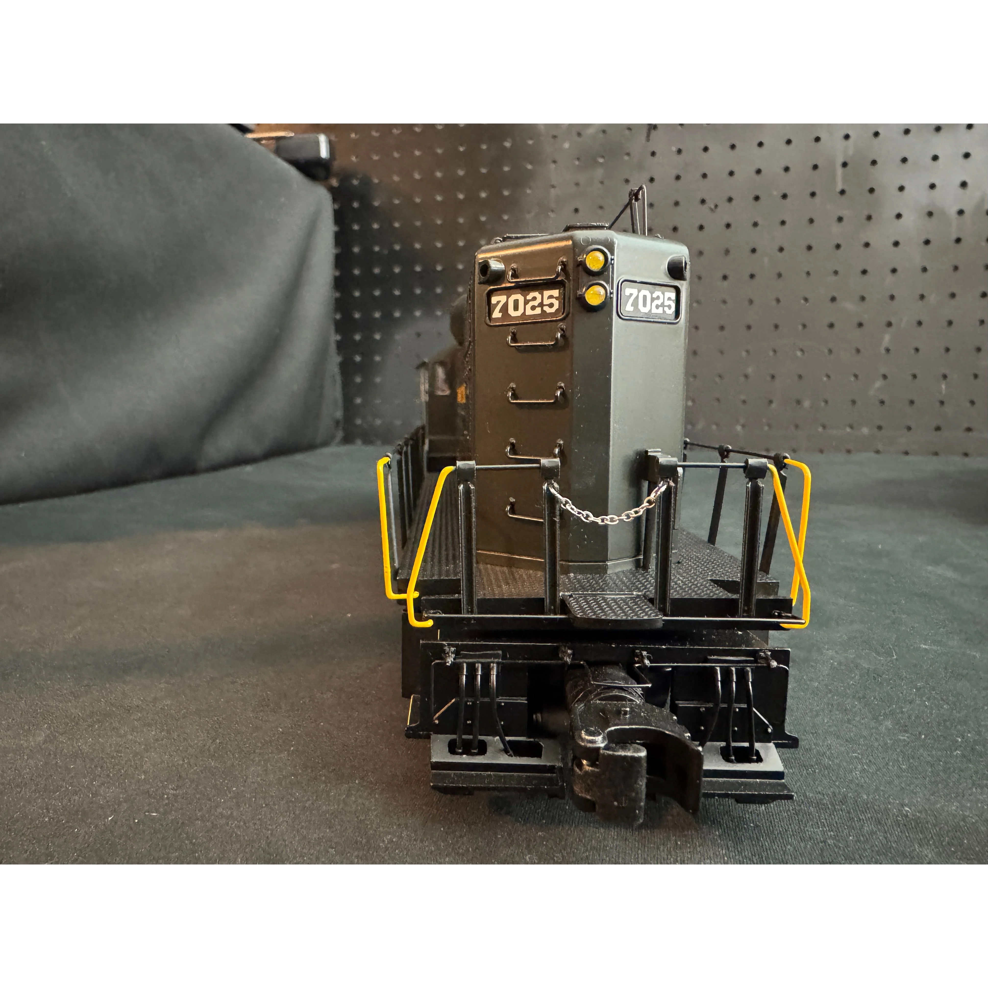 Lionel Legacy Pennsylvania PRR GP9 Powered & Superbass B unit — photo 4