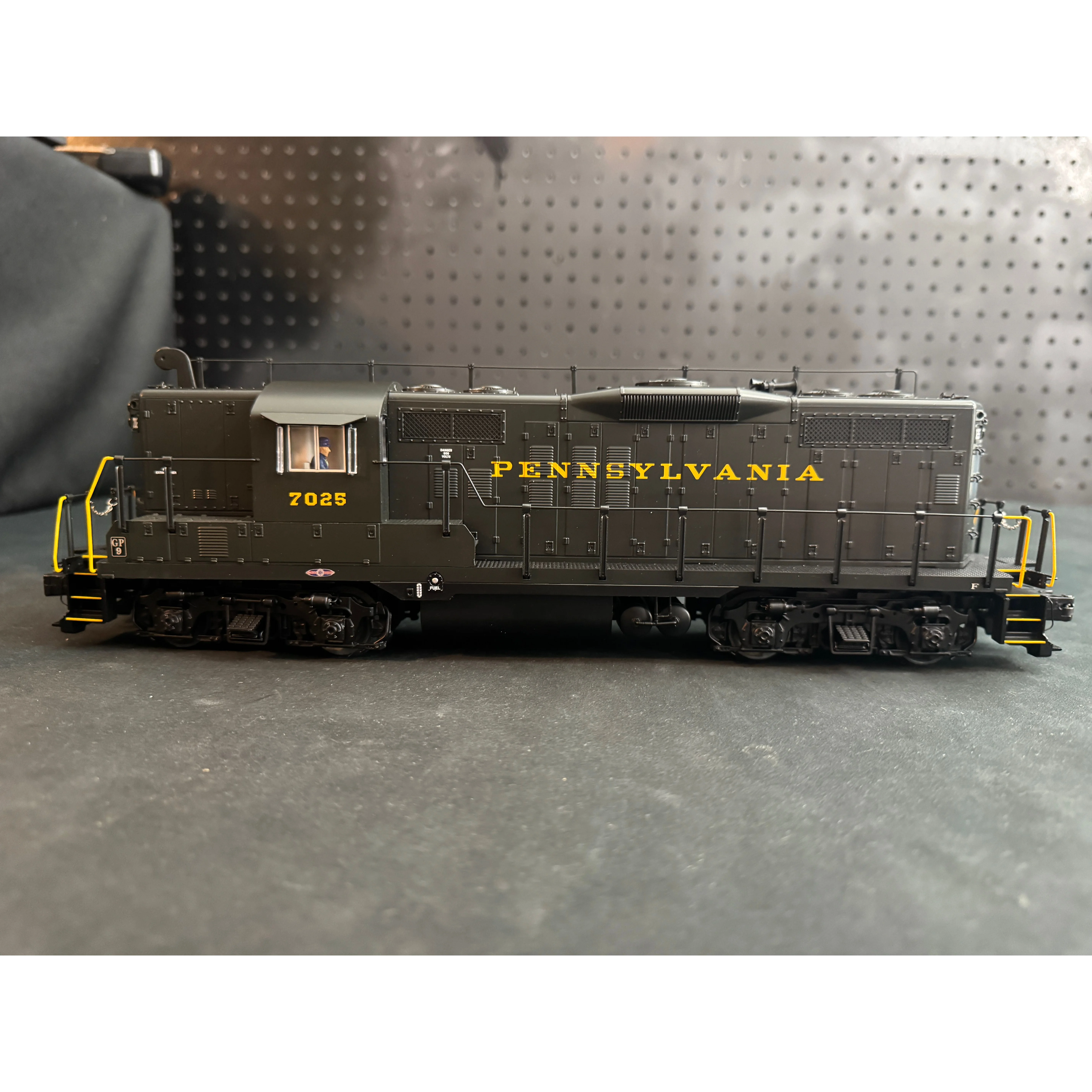 Lionel Legacy Pennsylvania PRR GP9 Powered & Superbass B unit — photo 5