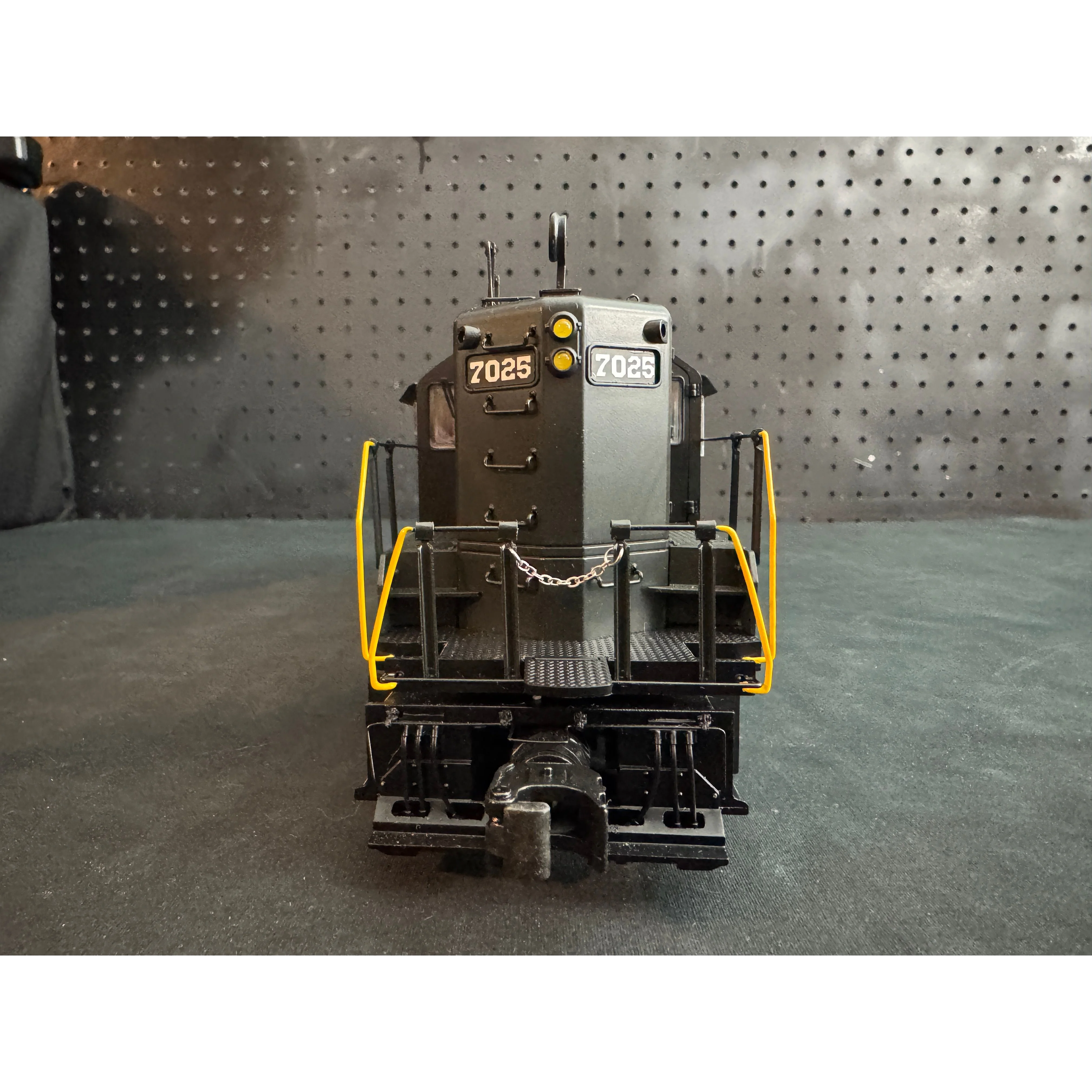 Lionel Legacy Pennsylvania PRR GP9 Powered & Superbass B unit — photo 6