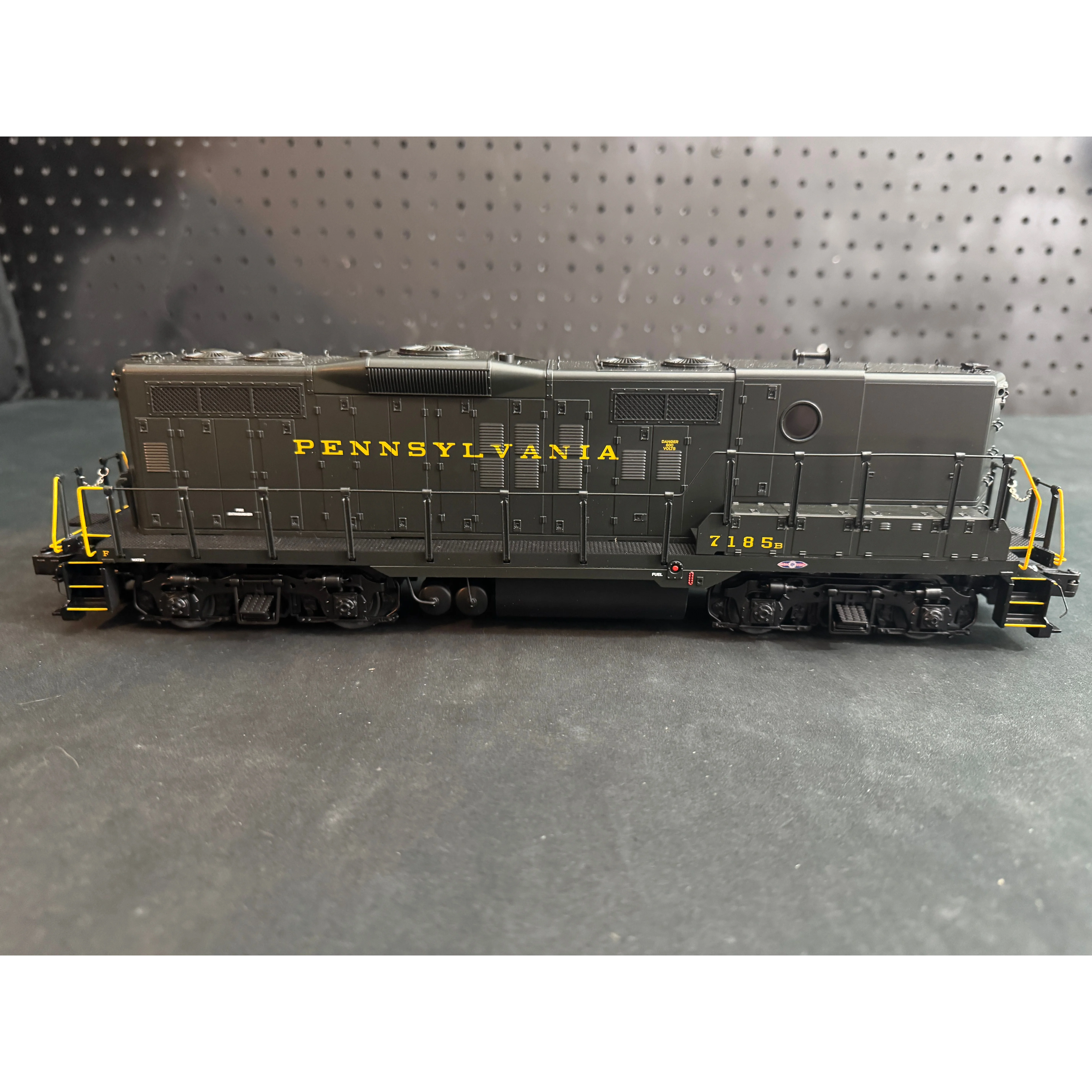 Lionel Legacy Pennsylvania PRR GP9 Powered & Superbass B unit — photo 7