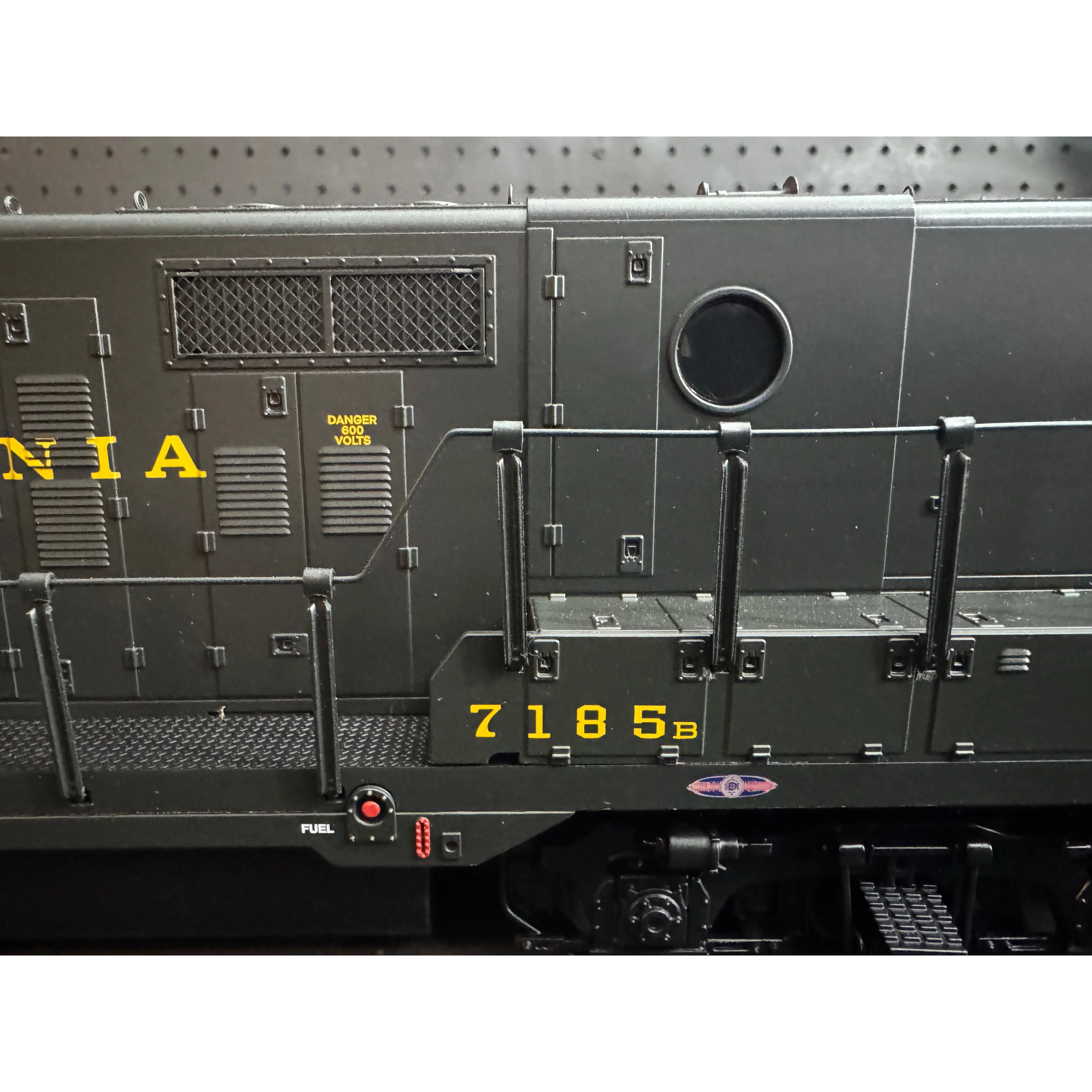 Lionel Legacy Pennsylvania PRR GP9 Powered & Superbass B unit — photo 8