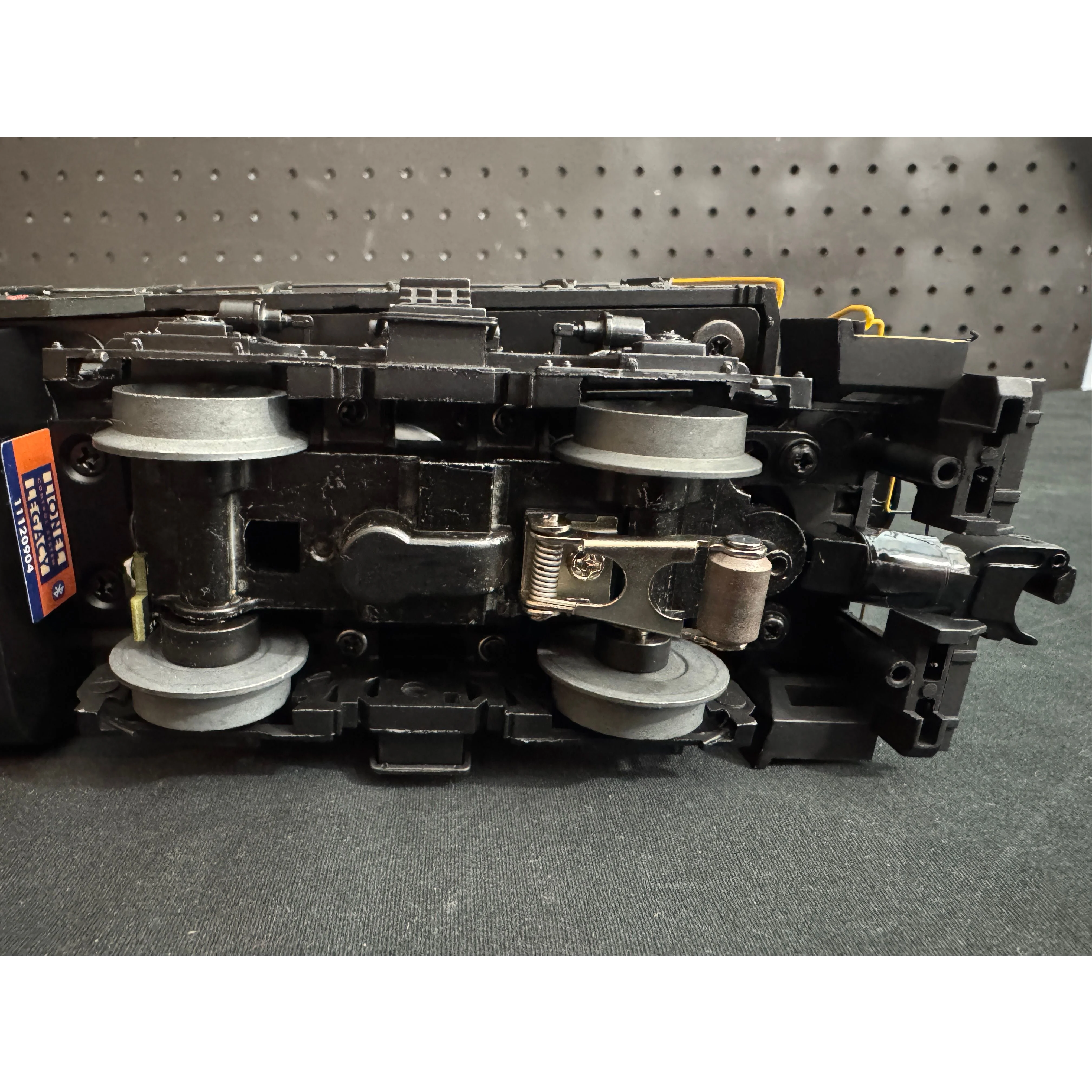 Lionel Legacy Pennsylvania PRR GP9 Powered & Superbass B unit — photo 9