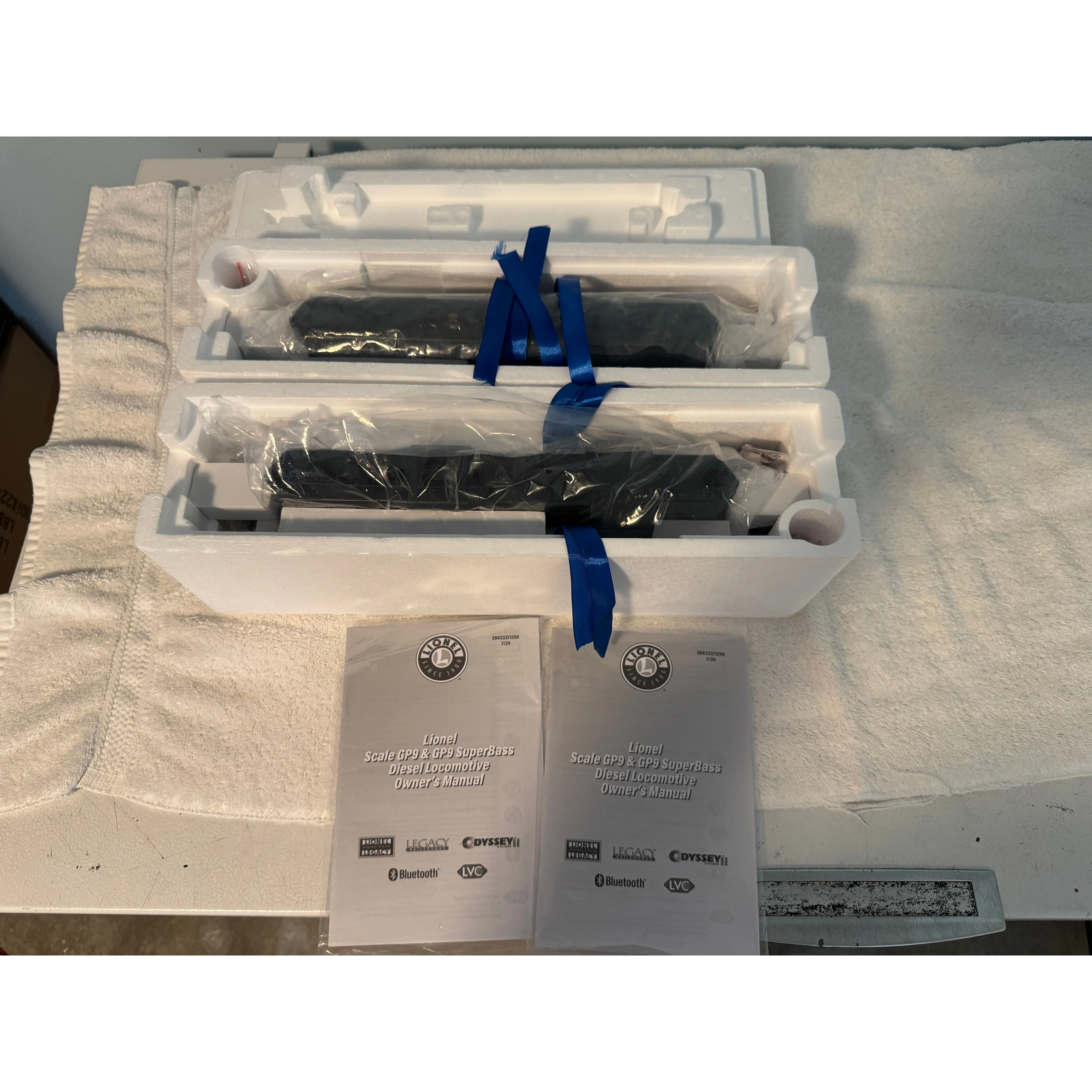 Lionel Legacy Pennsylvania PRR GP9 Powered & Superbass B unit — photo 11