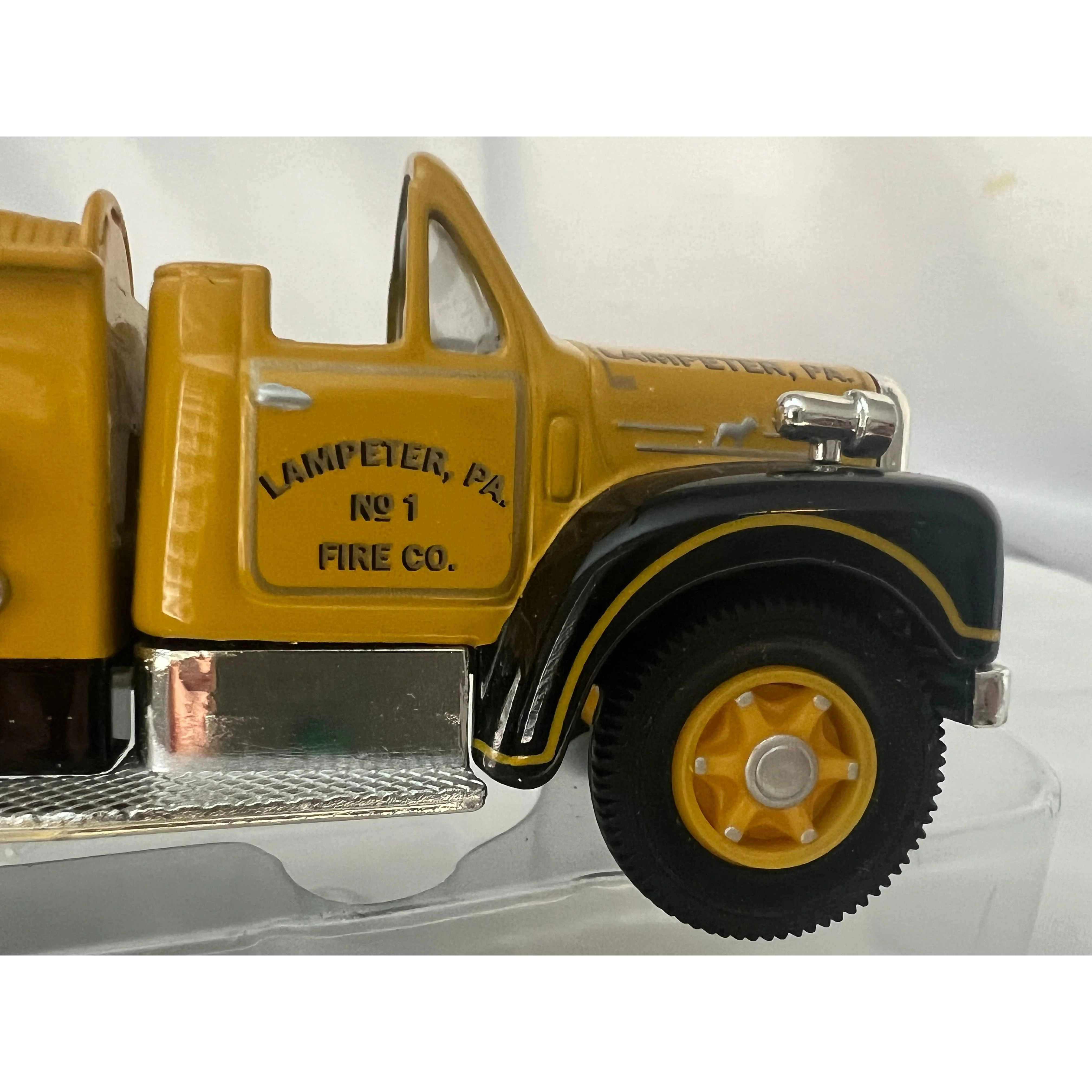Corgi Classic Diecast Mack B Series Pumper Lampeter, PD NIB 52603 - Image 6