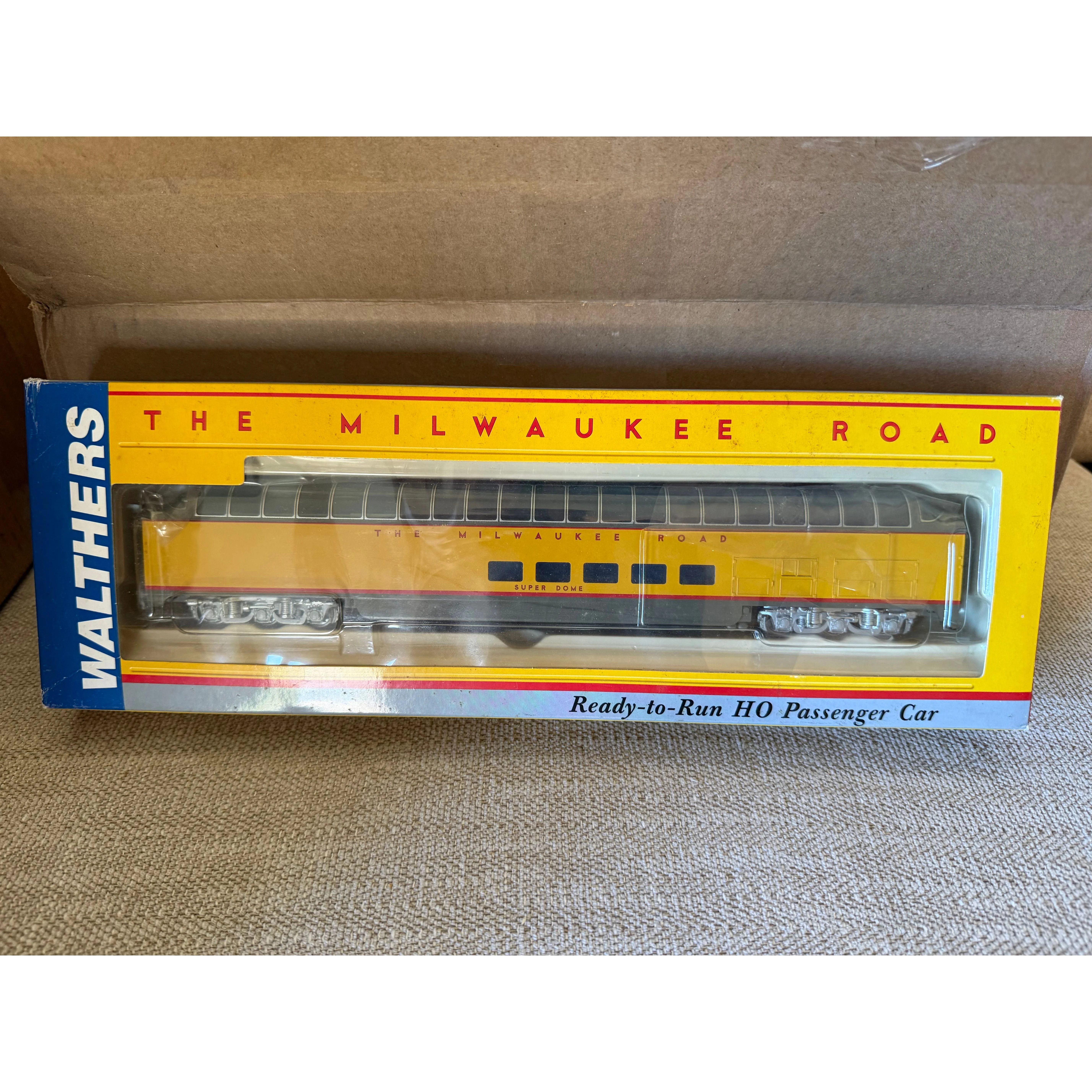 HO Walthers 932-9271 MILW Hiawatha PS Yellow Super Dome Passenger Car Train