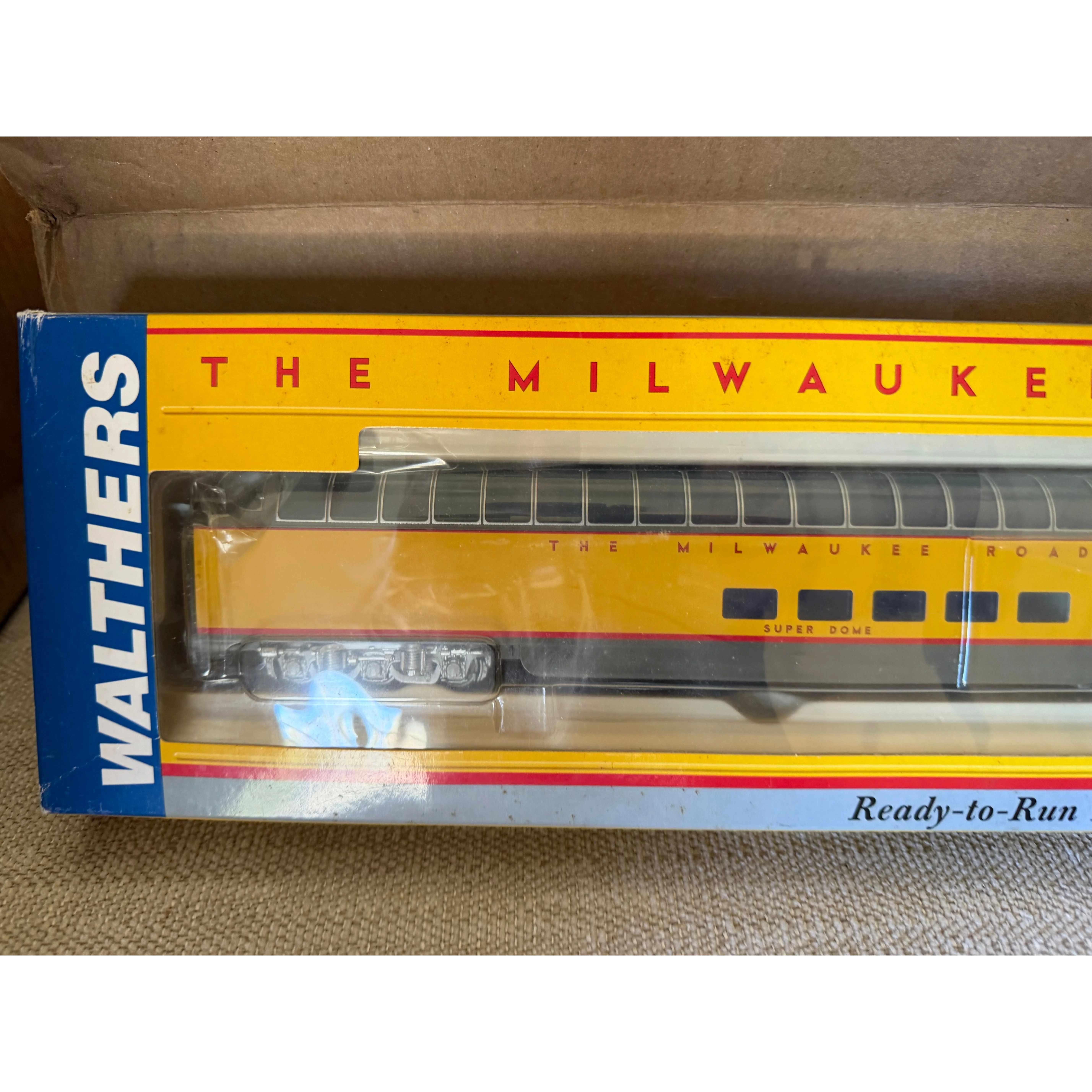 HO Walthers 932-9271 MILW Hiawatha PS Yellow Super Dome Passenger Car Train — photo 2