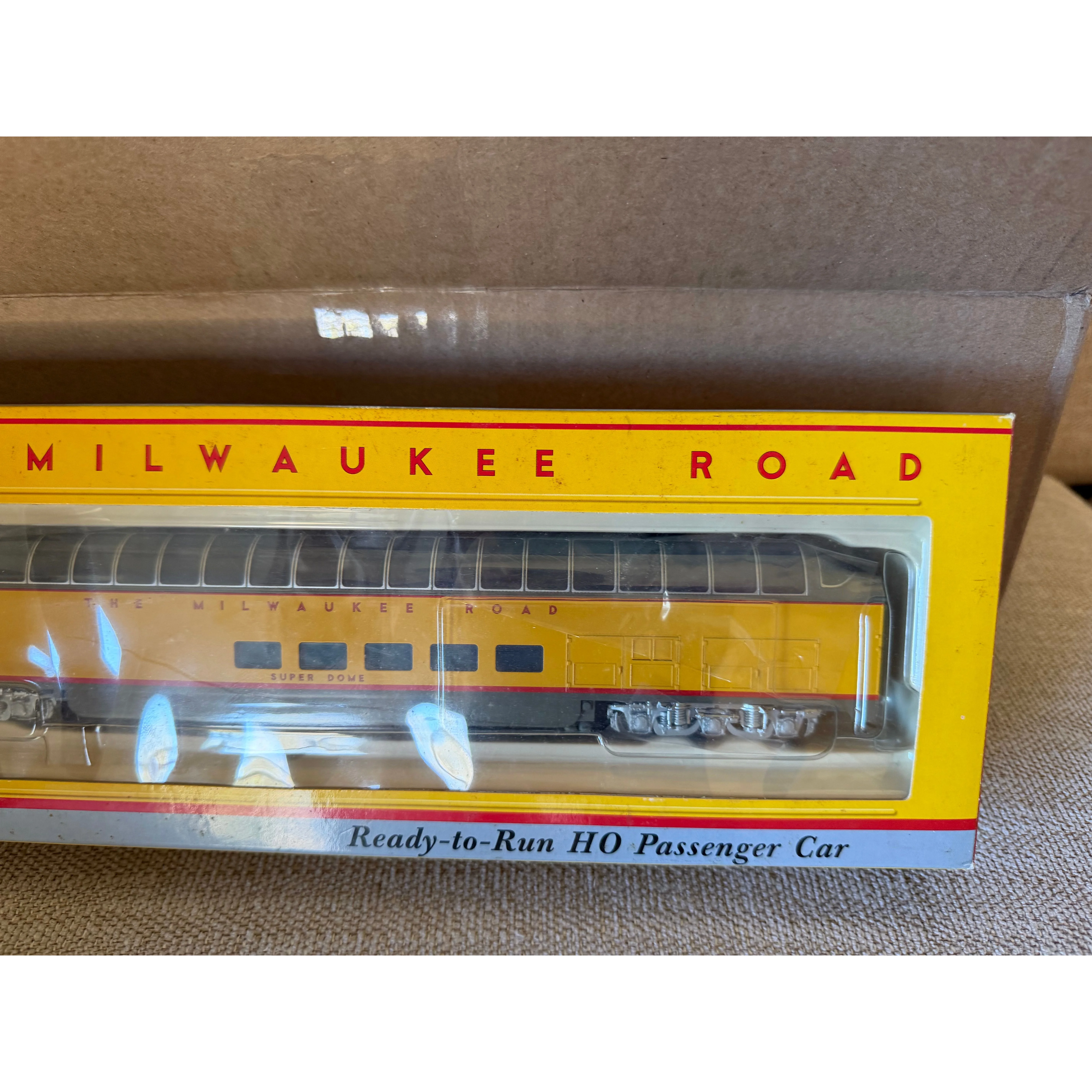 HO Walthers 932-9271 MILW Hiawatha PS Yellow Super Dome Passenger Car Train — photo 3