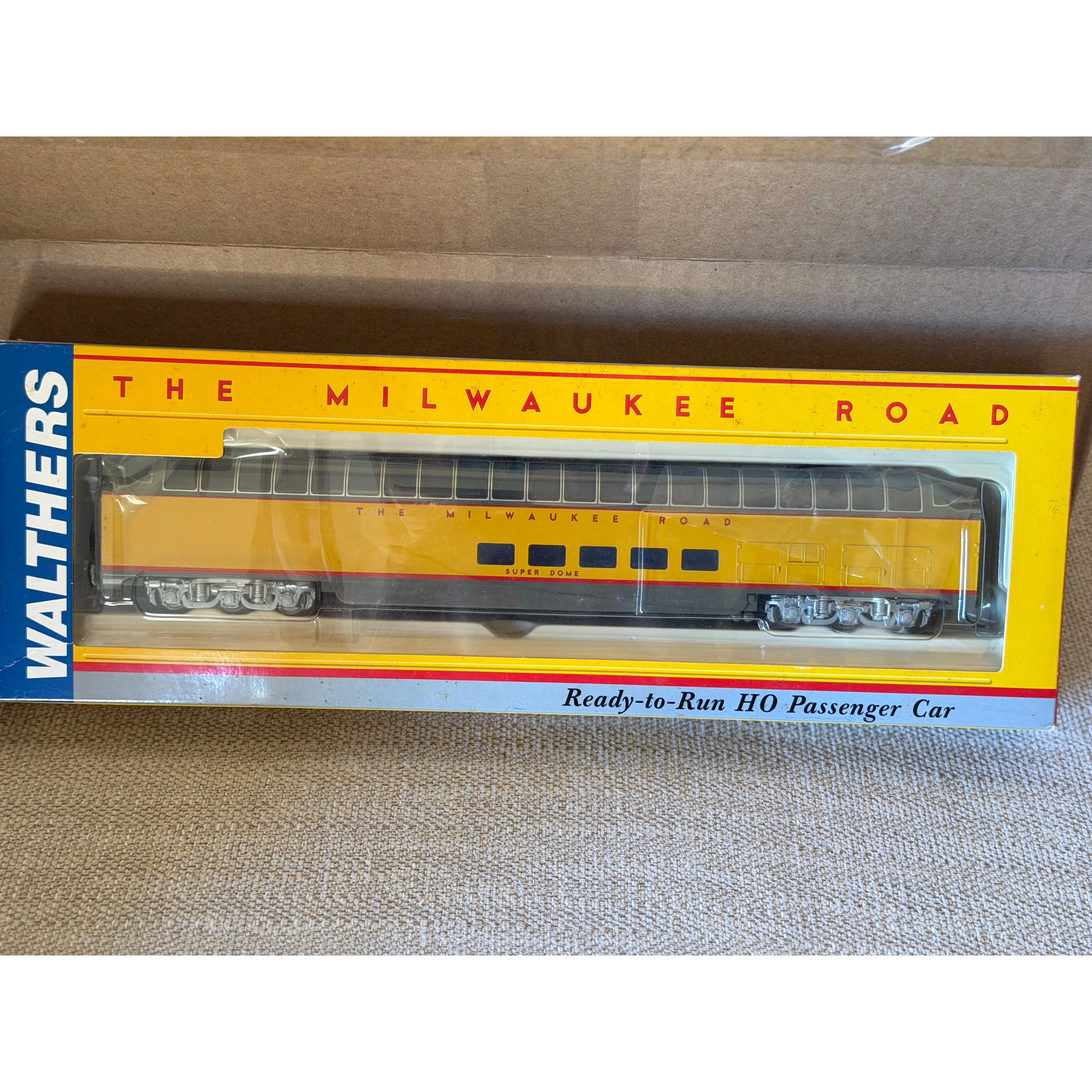 HO Walthers 932-9271 MILW Hiawatha PS Yellow Super Dome Passenger Car Train — photo 4