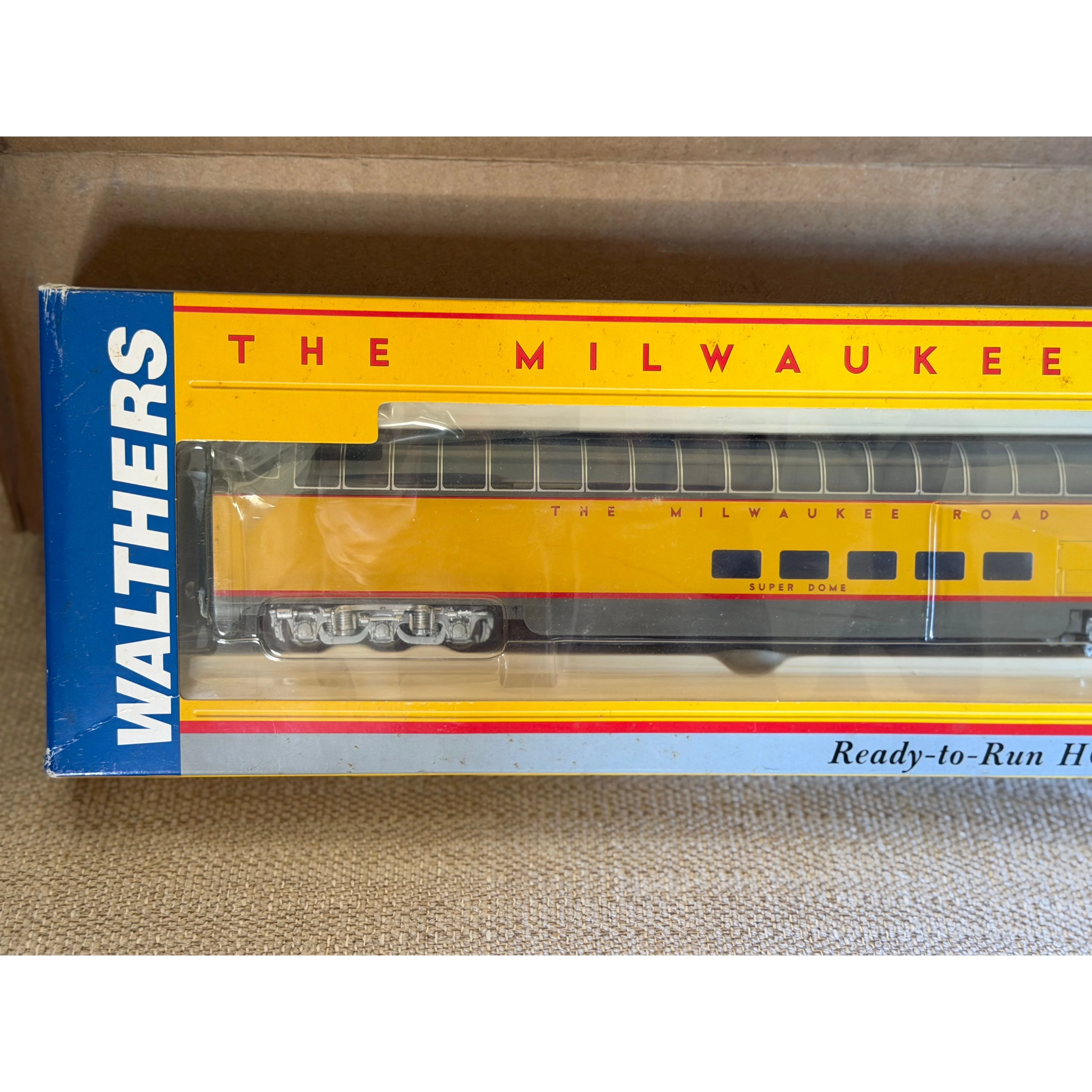 HO Walthers 932-9271 MILW Hiawatha PS Yellow Super Dome Passenger Car Train — photo 5