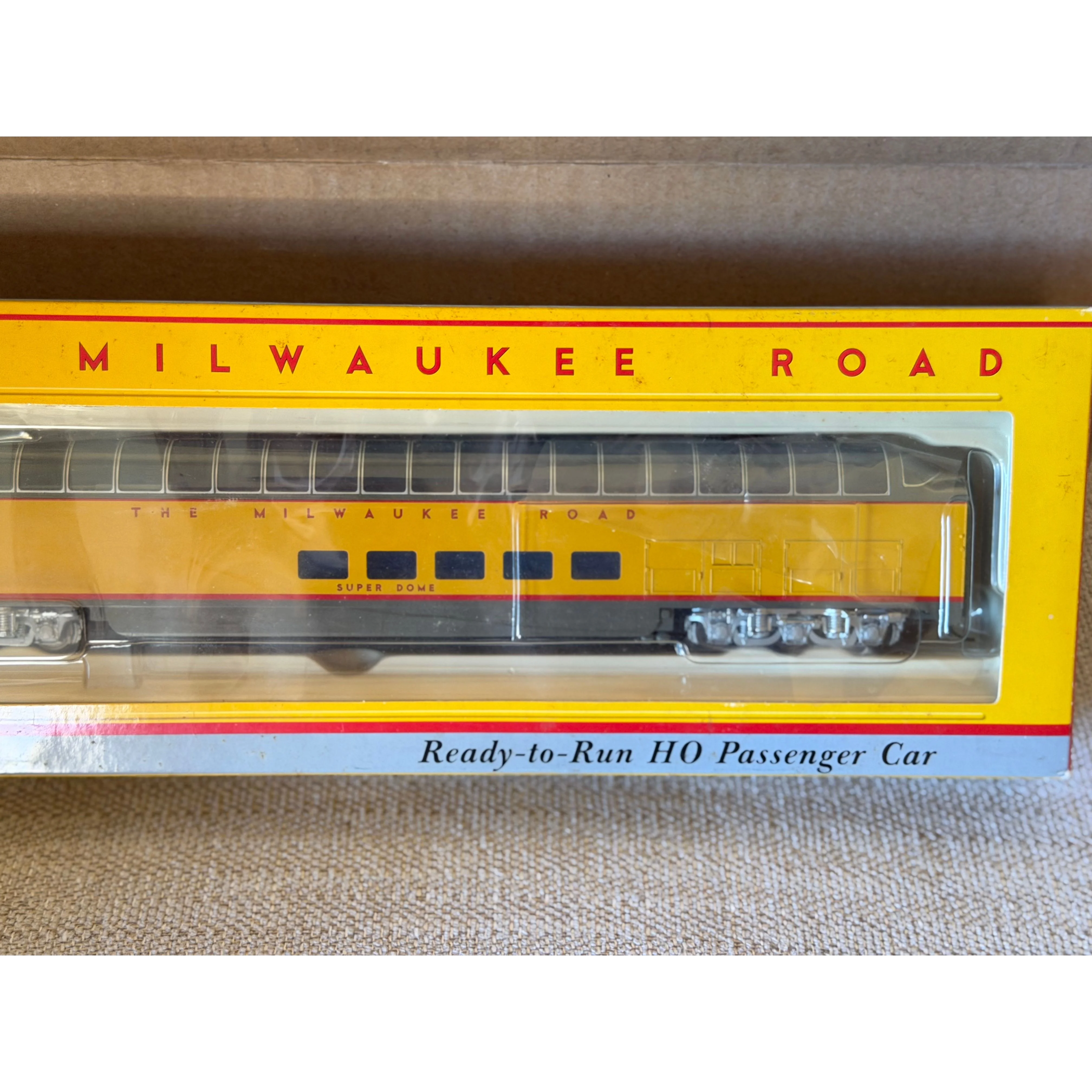 HO Walthers 932-9271 MILW Hiawatha PS Yellow Super Dome Passenger Car Train — photo 6