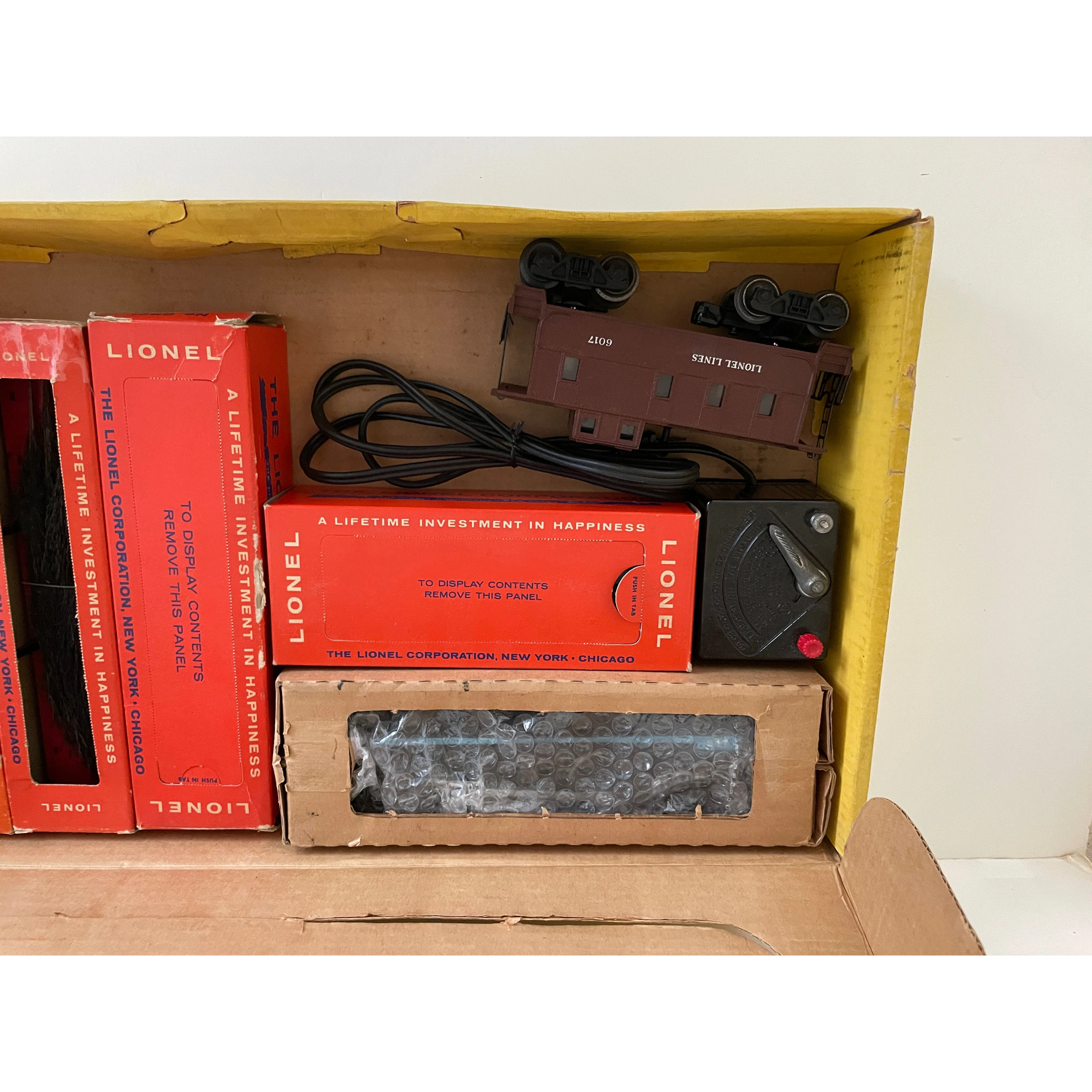 Lionel Postwar O Set #1613S with 247/247T B&O Steam Loco, 3 flats w/loads & caboose — photo 4